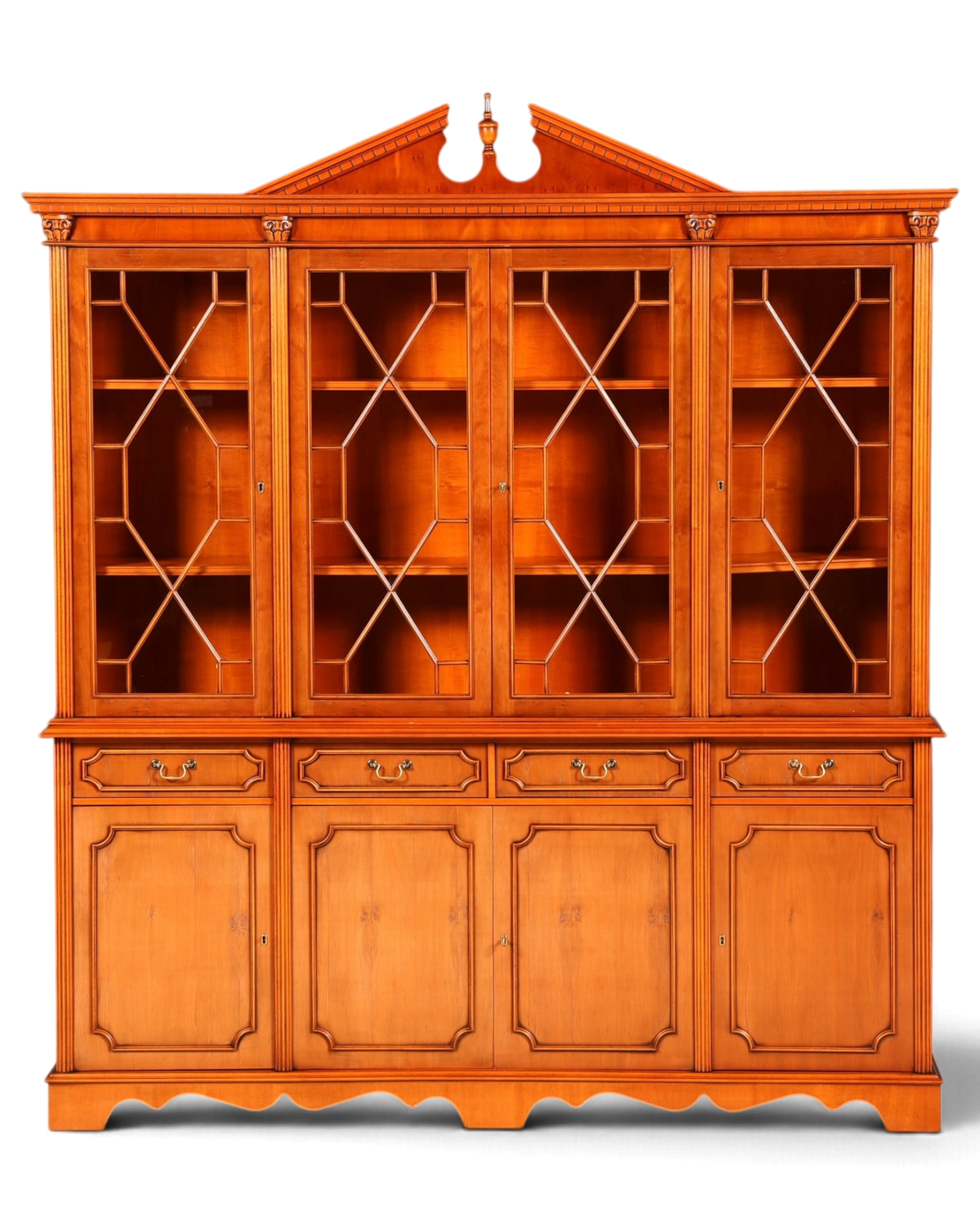 Hauptstadt Möblerei Heldense Vitrinenschrank aus Eibenholz im antiken Stil mit Glasfronten und viel Stauraum