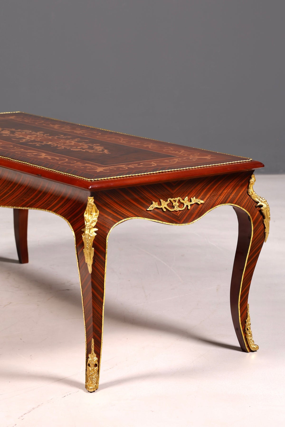 Table basse de style baroque au design raffiné, incrustations en laiton antique, table de salon avec tablette