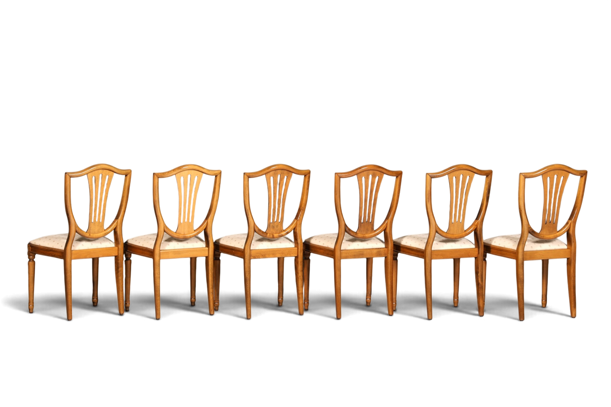 Hauptstadt Möblerei Set aus sechs Esszimmerstühlen im gustavianischen Stil aus Holz mit heller Polsterung