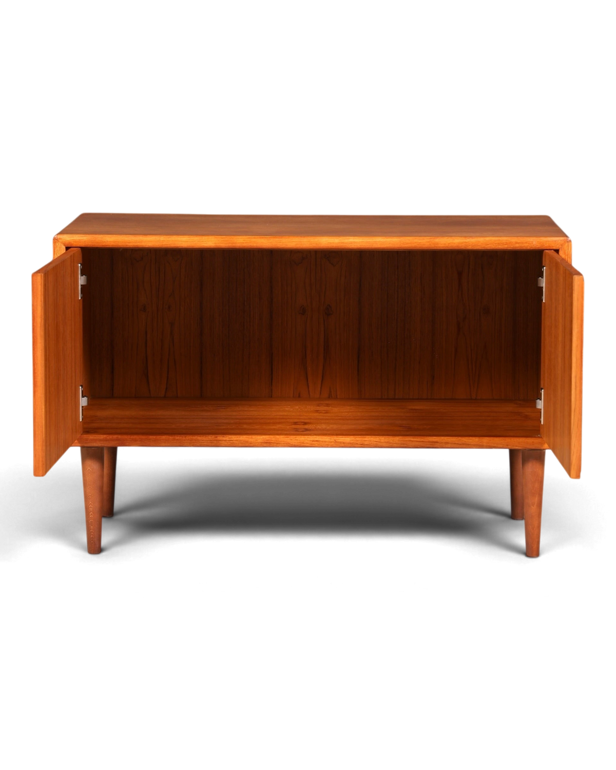 Hauptstadt Möblerei Sideboard aus Teakholz im Mid-Century-Stil mit zwei offenen Türen und konischen Beinen