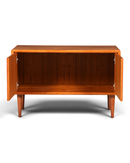 Hauptstadt Möblerei Sideboard aus Teakholz im Mid-Century-Stil mit zwei offenen Türen und konischen Beinen