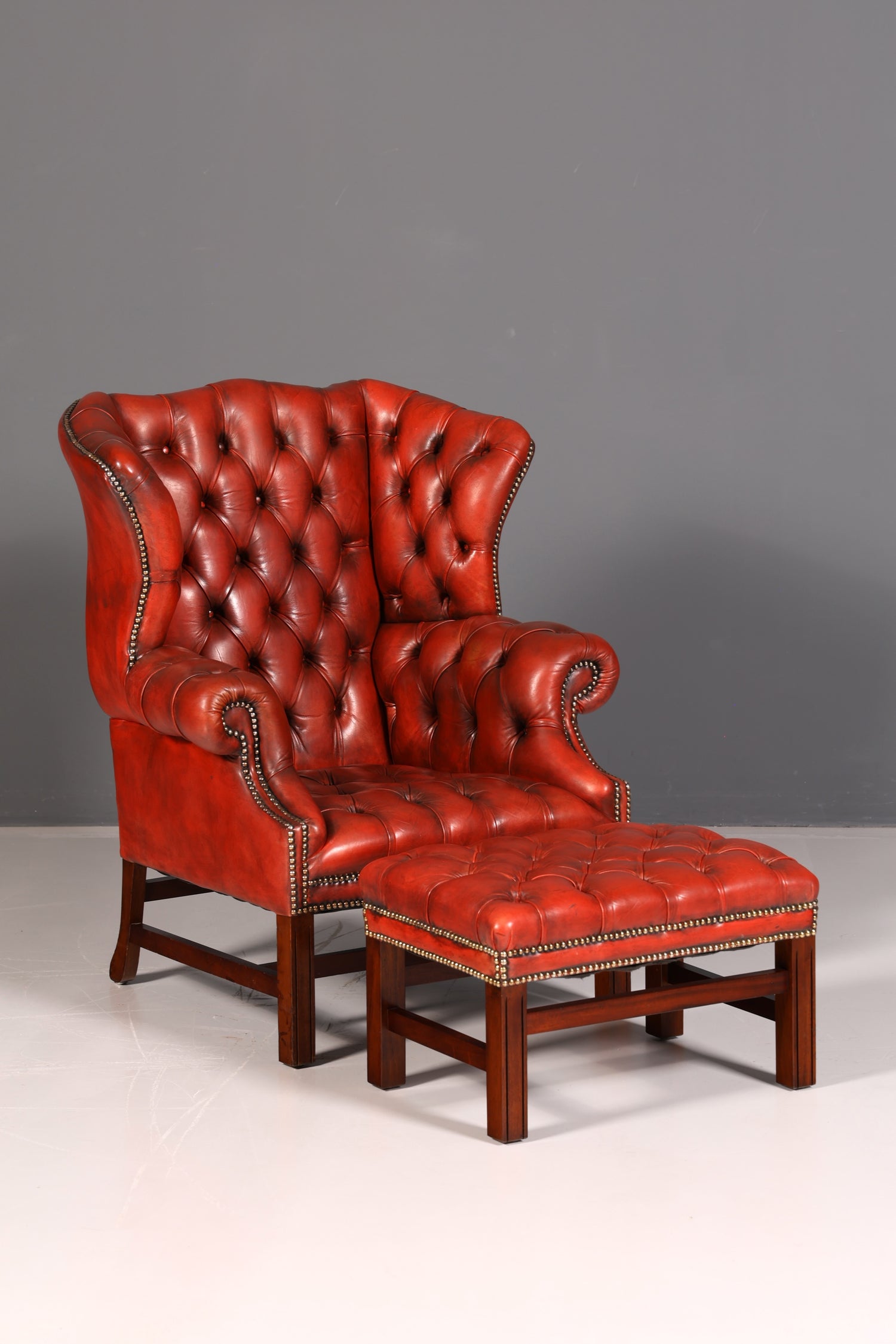 Fauteuil à oreilles Chesterfield original avec repose-pieds en cuir véritable, fauteuil anglais pour homme, fauteuil en cuir, antique et vintage
