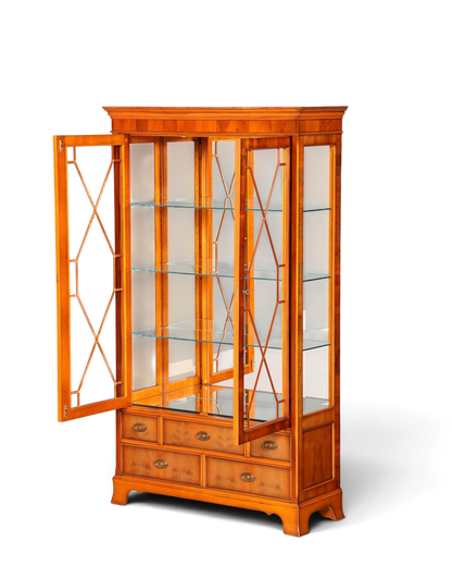 Hauptstadt Möblerei Heldense Vitrine aus englischer Eibe mit Glasböden, Beleuchtung und Schubladen im Antik-Stil