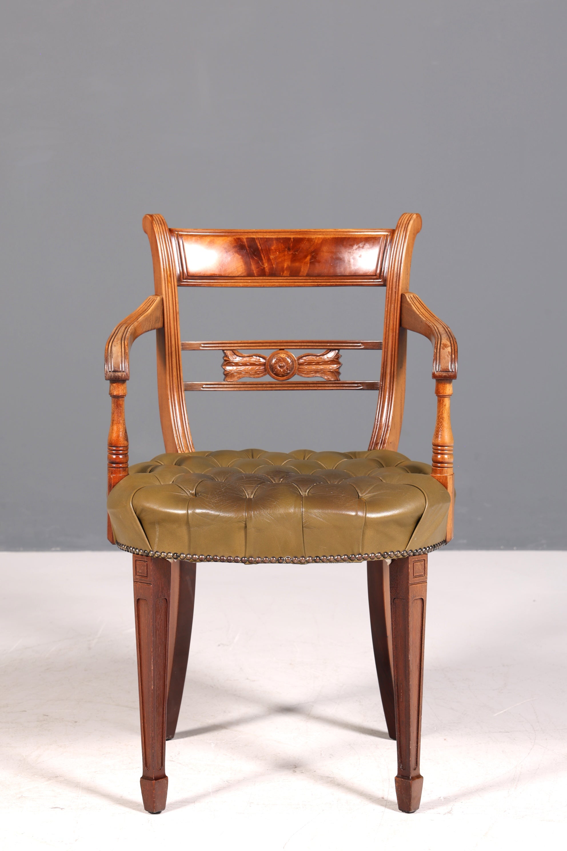 Magnifique fauteuil Chesterfield, chaise secrétaire Anno Dom, chaise de cuisine anglaise en cuir véritable, 1 sur 2