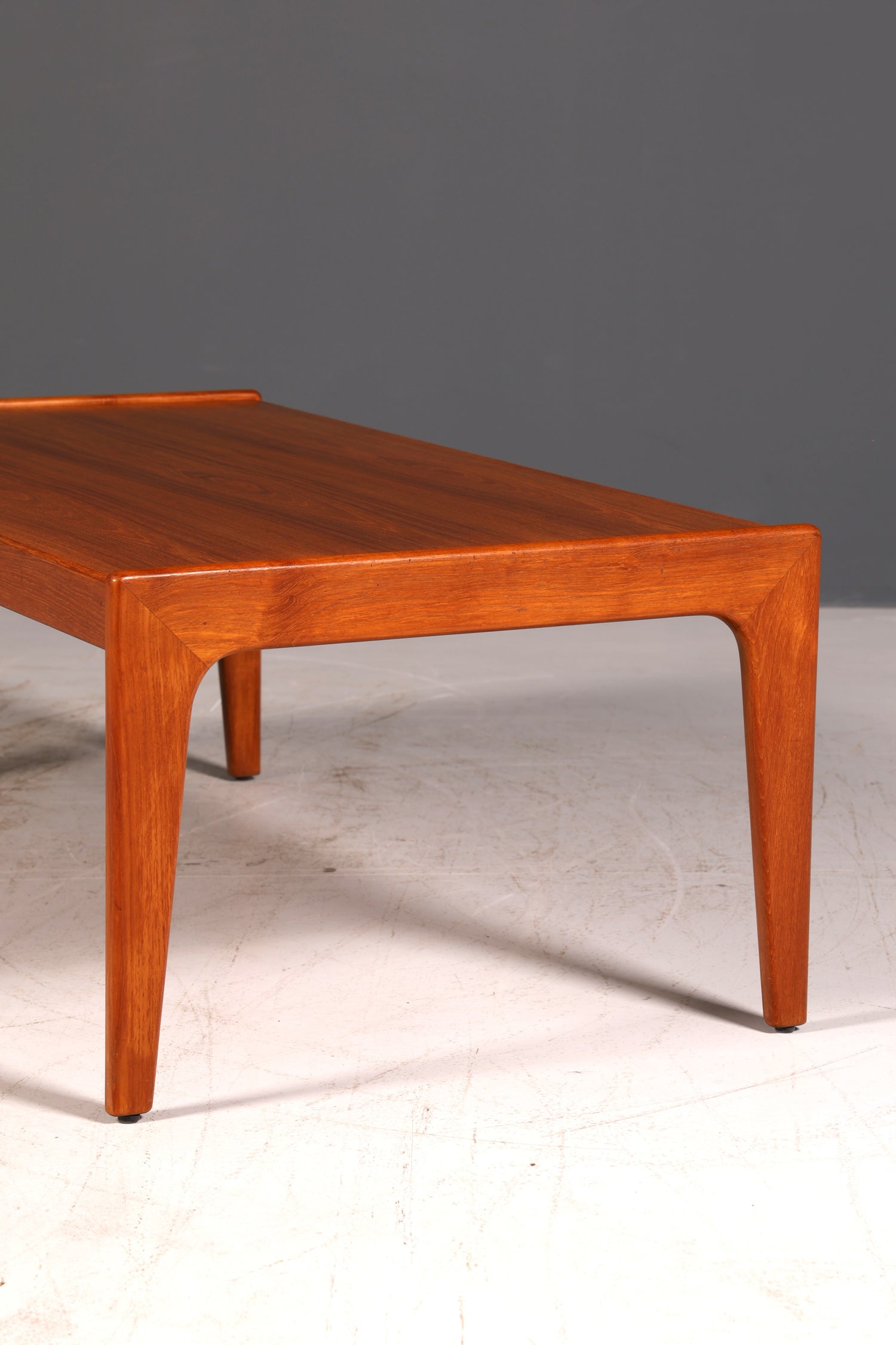 Magnifique table basse moderne du milieu du siècle en teck, table d’appoint rétro vintage, table basse des années 70 pour le salon