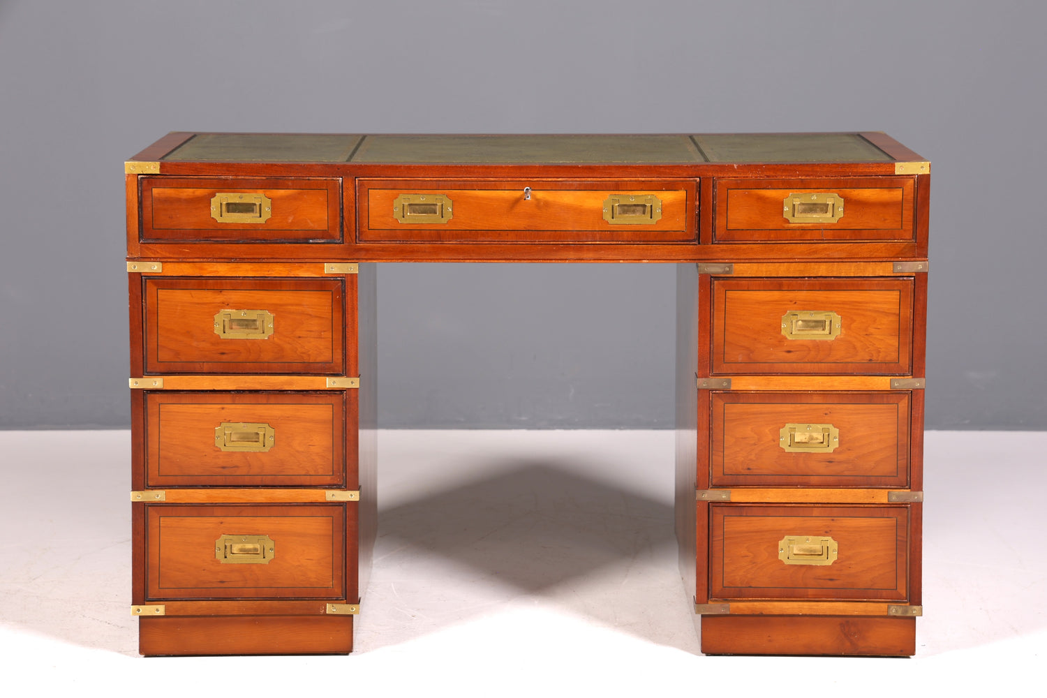 Bureau élégant de style maritime, inspiré des bureaux militaires anglais, avec plateau en cuir véritable.