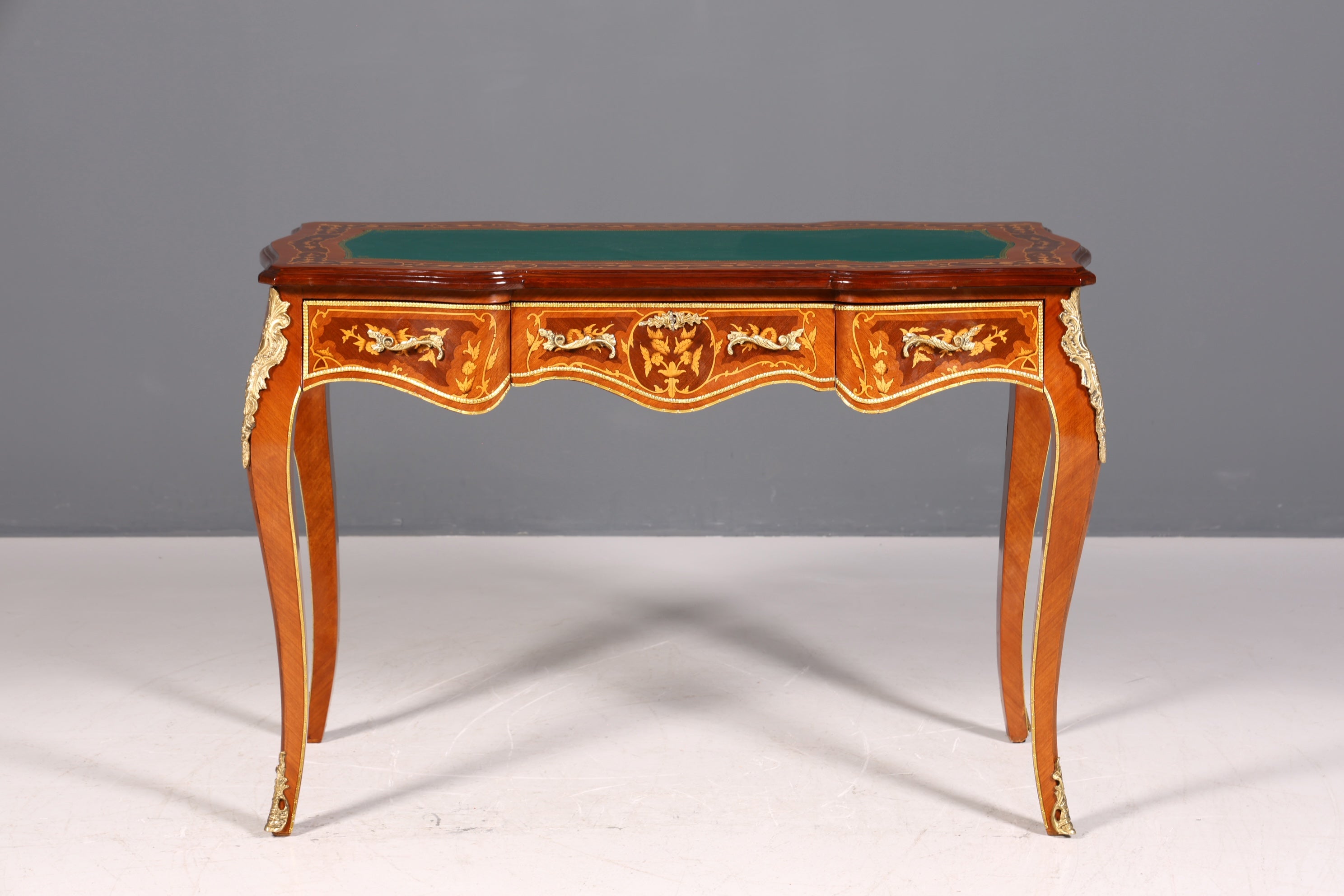 Magnifique bureau de style Louis XV, bureau de bureau français, table de bureau de style ancien