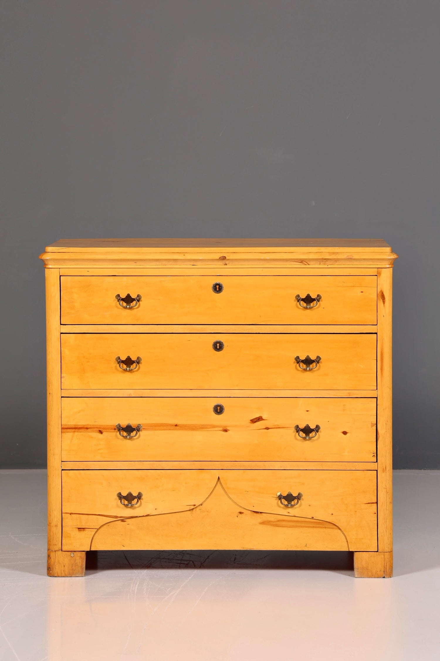 Élégante commode antique en bois tendre, commode à tiroirs, garnitures en laiton, bois massif vintage
