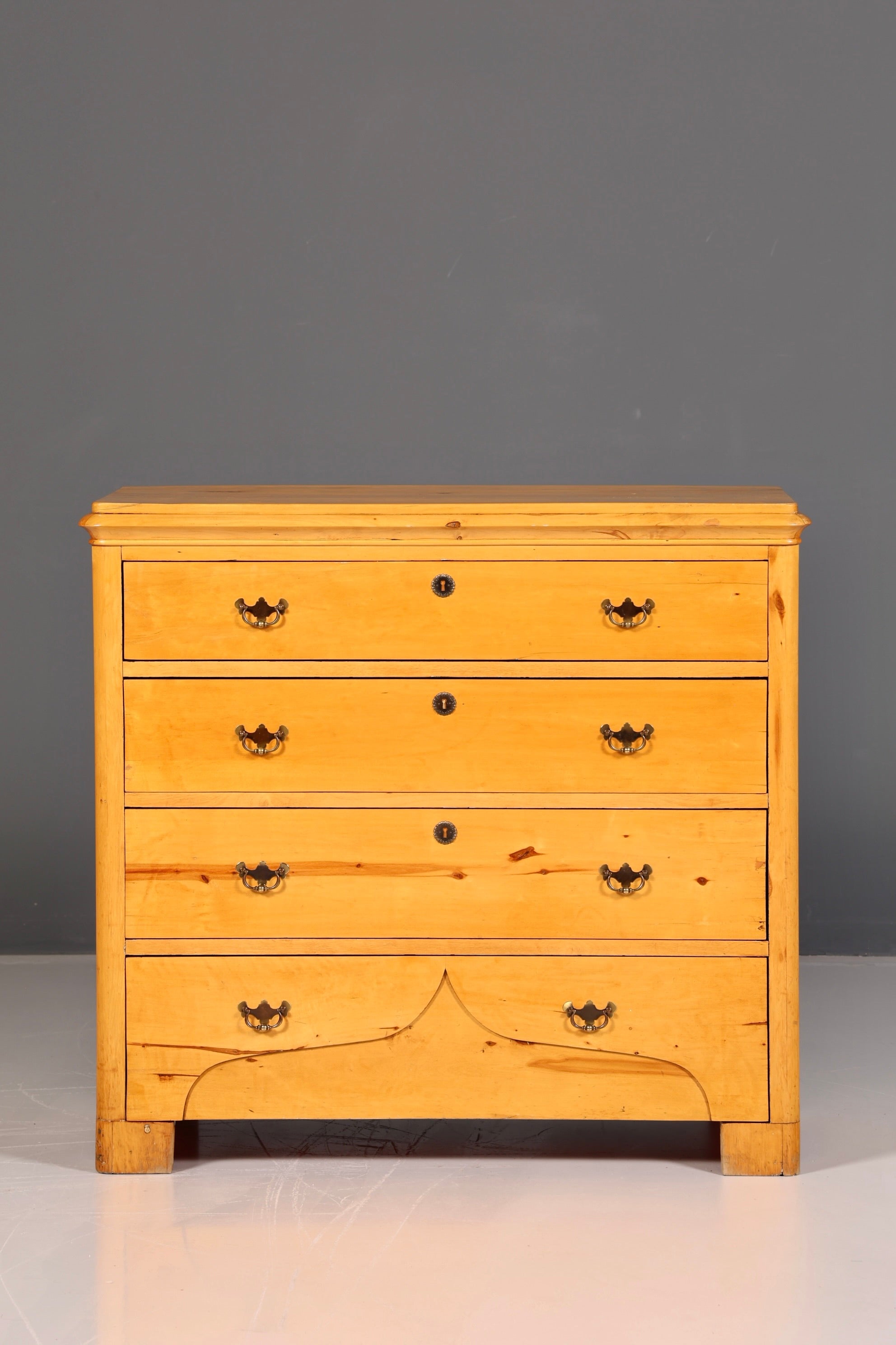 Élégante commode antique en bois tendre, commode à tiroirs, garnitures en laiton, bois massif vintage