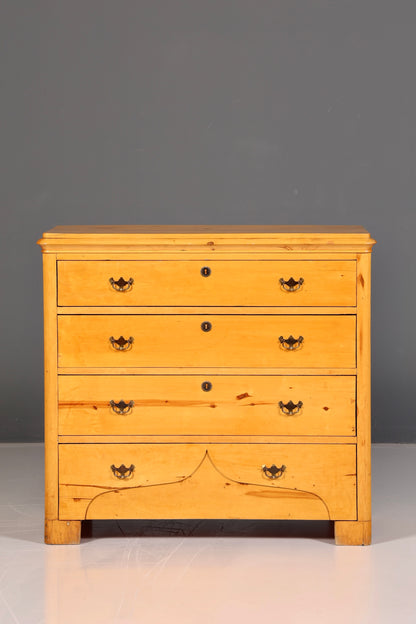 Élégante commode antique en bois tendre, commode à tiroirs, garnitures en laiton, bois massif vintage