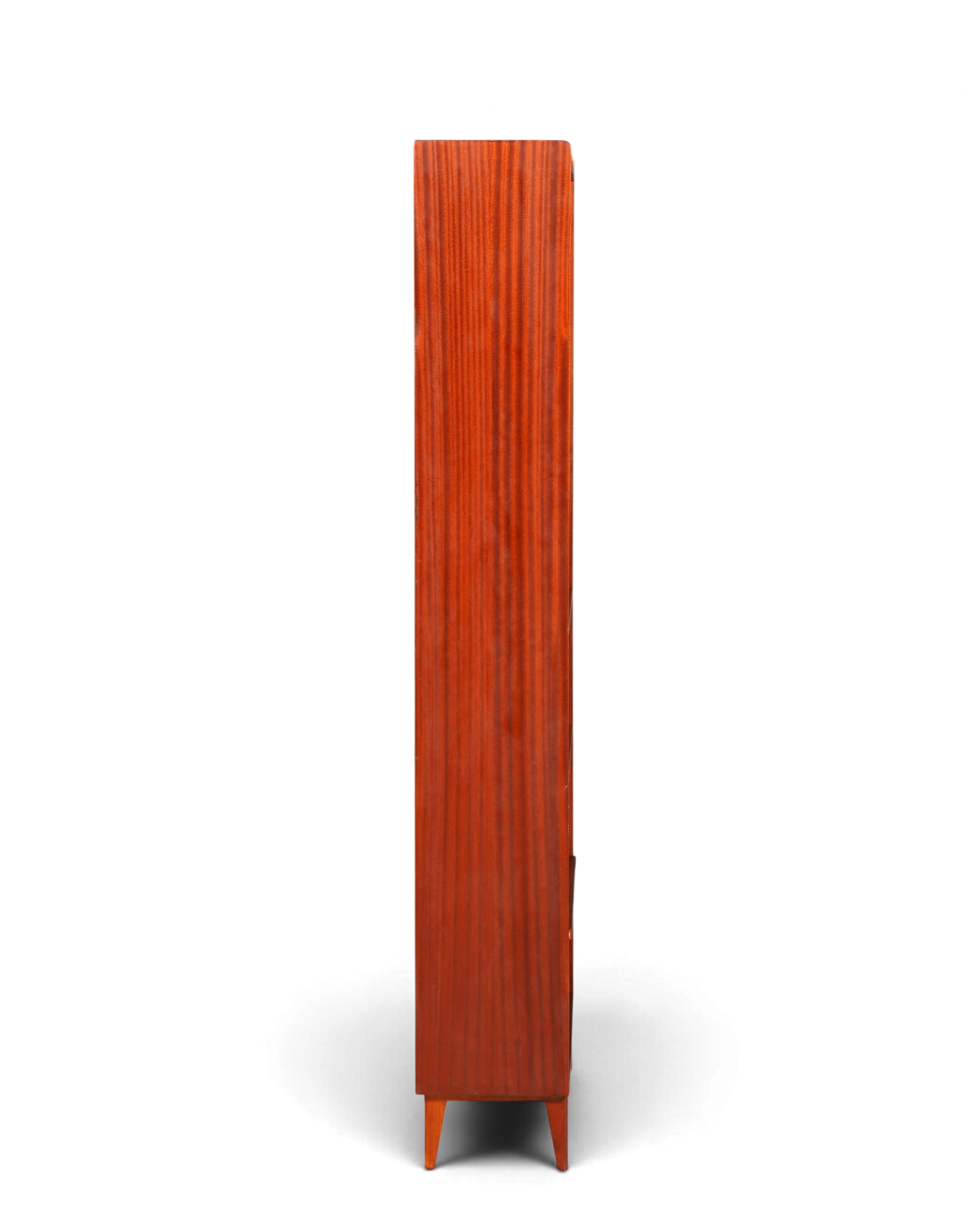 Hauptstadt Möblerei Mid Century Regal aus massivem Holz mit schmaler Seitenansicht und konischen Beinen