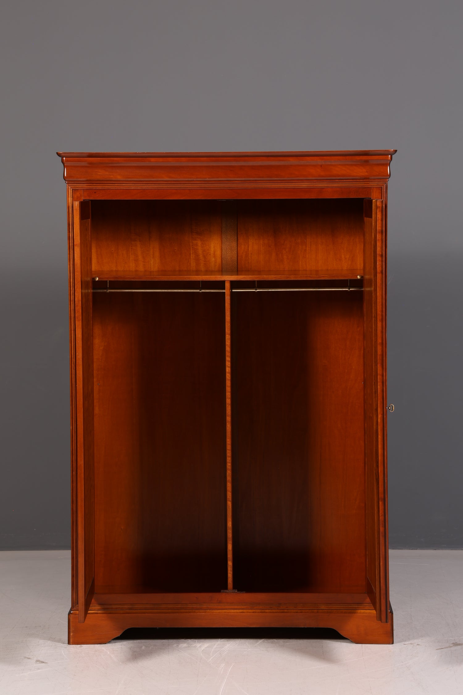 Edler Original Selva Kleiderschrank Kirschholz Dielenschrank Schlafzimmerschrank Wäscheschrank Italienische Möbel Vintage