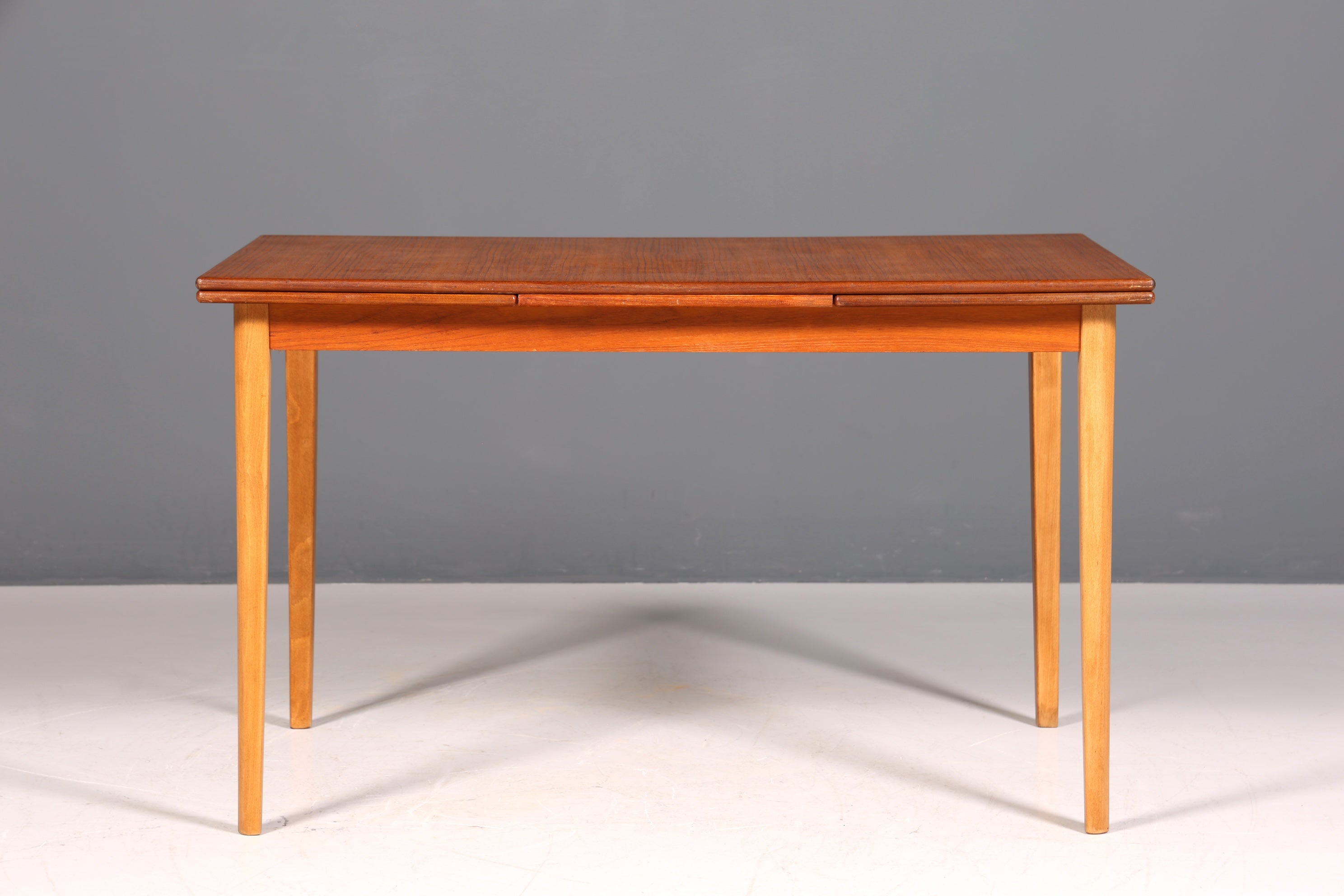 Table de salle à manger extensible de style danois, inspirée du milieu du siècle, style vintage.