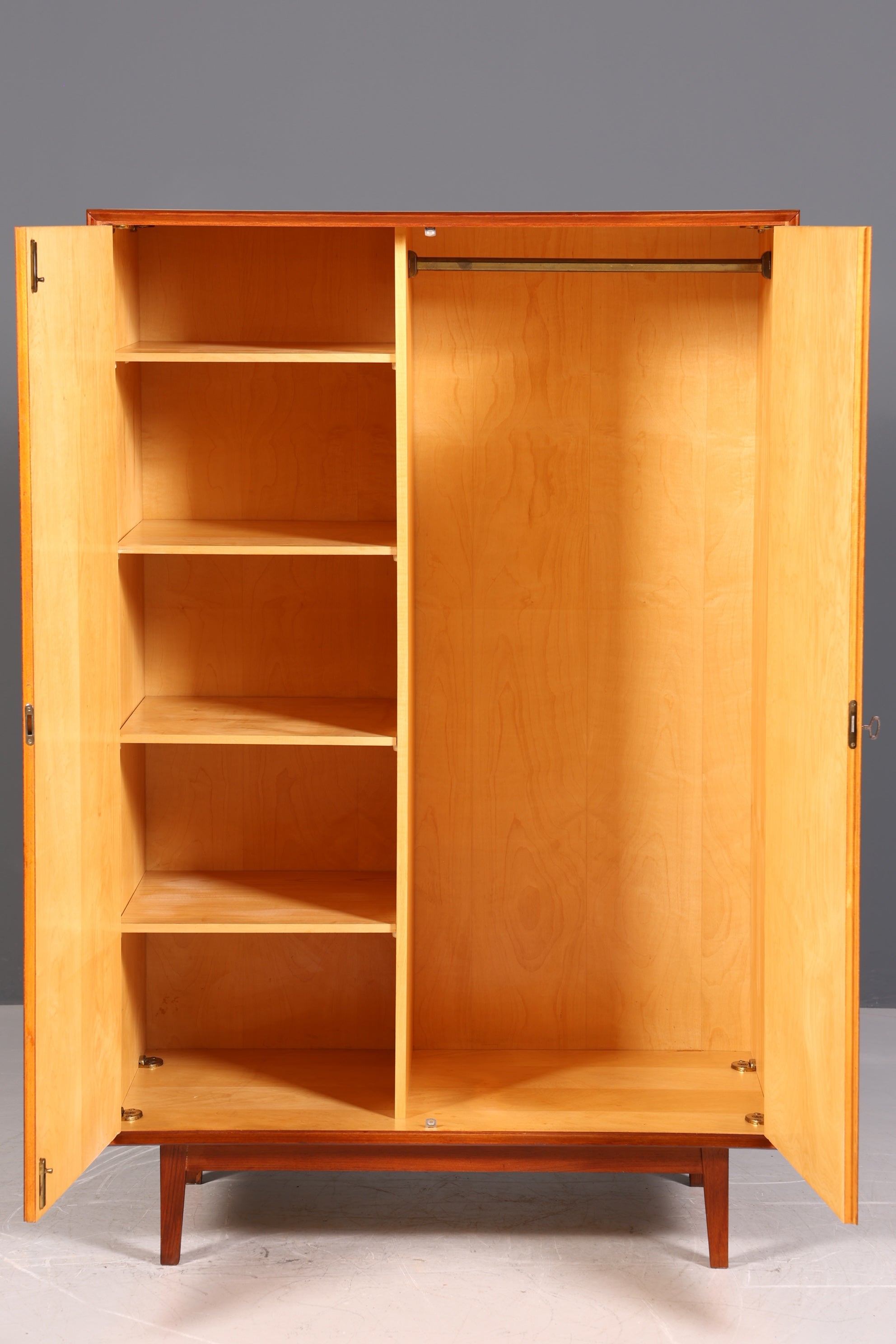 Armoire de style mid-century, meuble vintage, design danois rétro, armoire à linge en teck, meuble d&