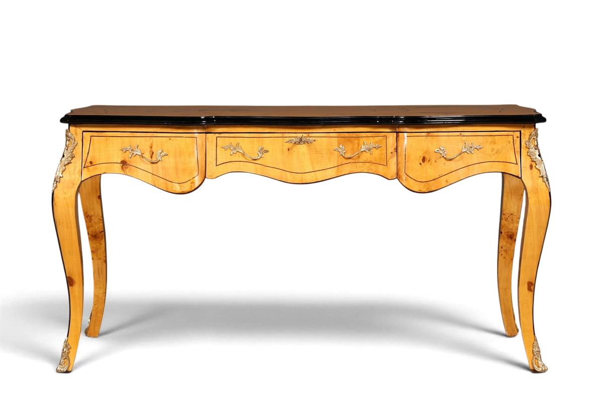 Hauptstadt Möblerei Schreibtisch im Louis XV Stil aus hellem Massivholz mit geschwungenen Beinen und Goldverzierungen
