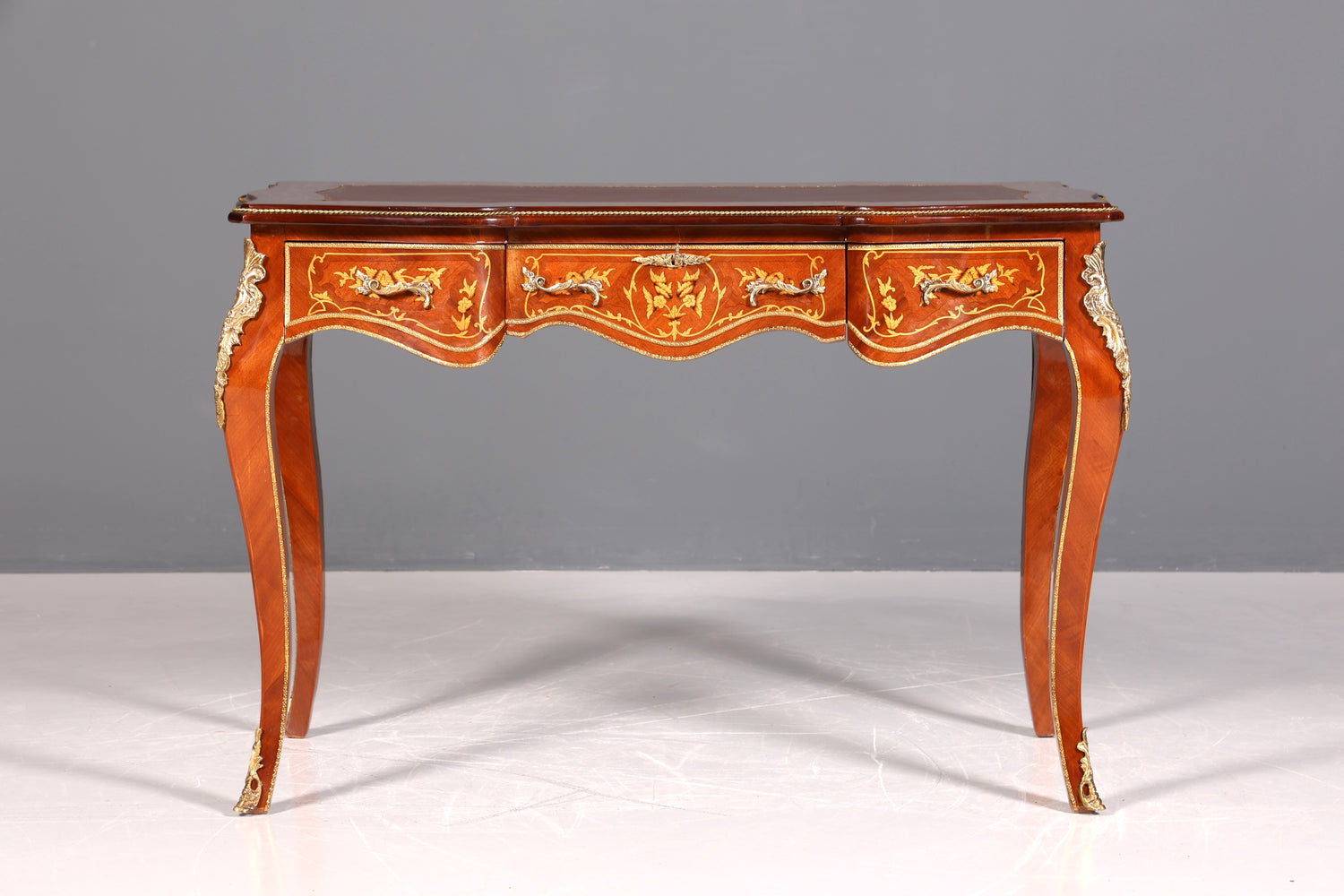 Magnifique bureau de style Louis XV, bureau de bureau français, table de bureau de style ancien