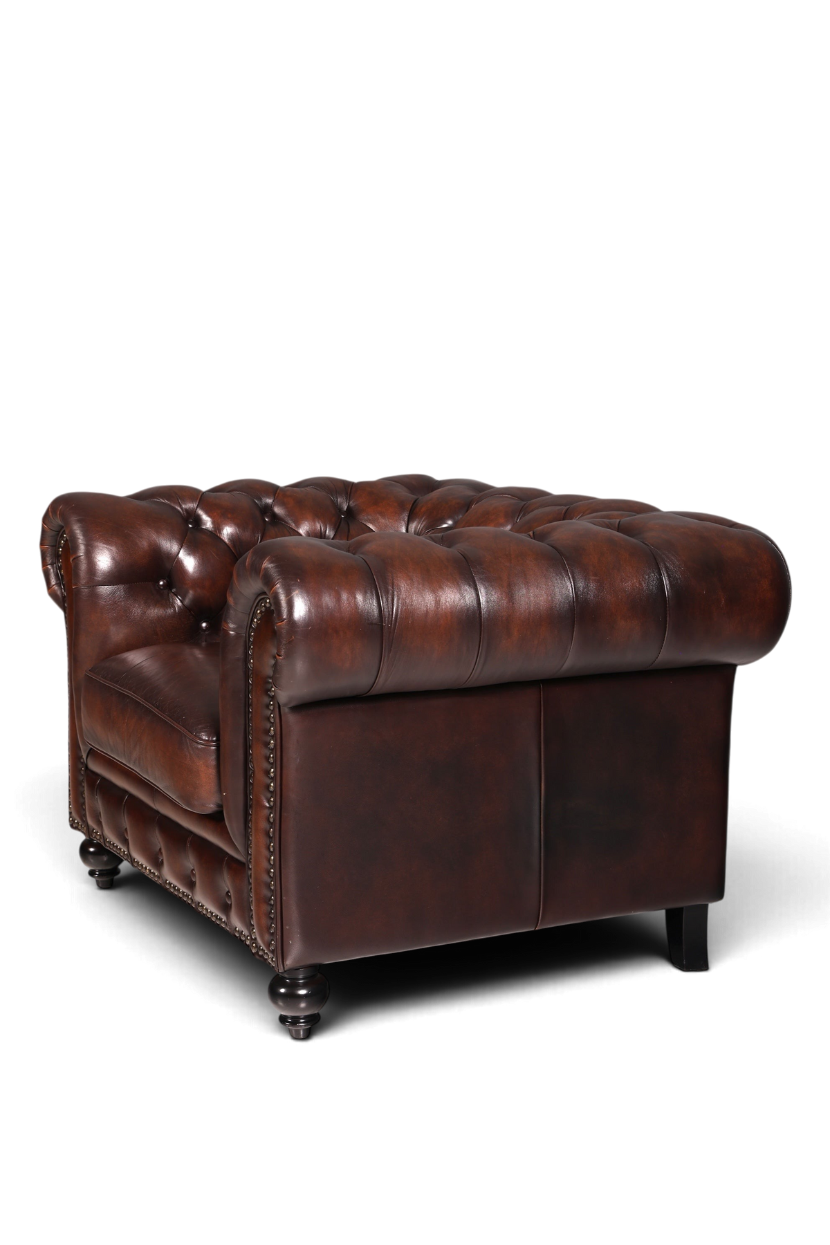 Hauptstadt Möblerei Chesterfield Sessel aus braunem Echtleder mit klassischer Knopfheftung und geschwungenen Armlehnen