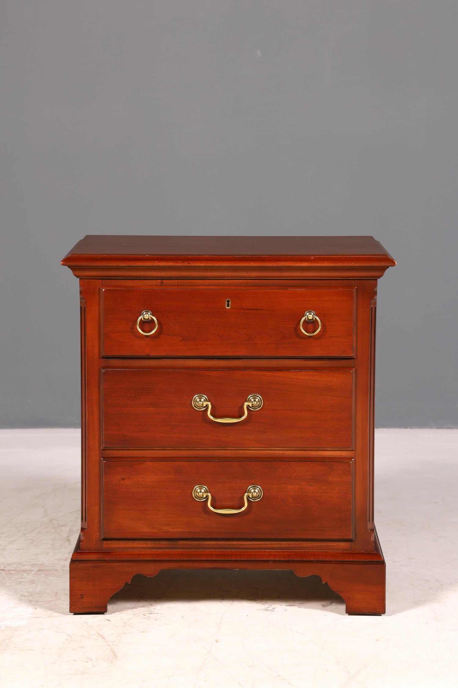 Elegant Drexel Heritage dresser in antique style, bedside table, USA chest of drawers 2 of 2