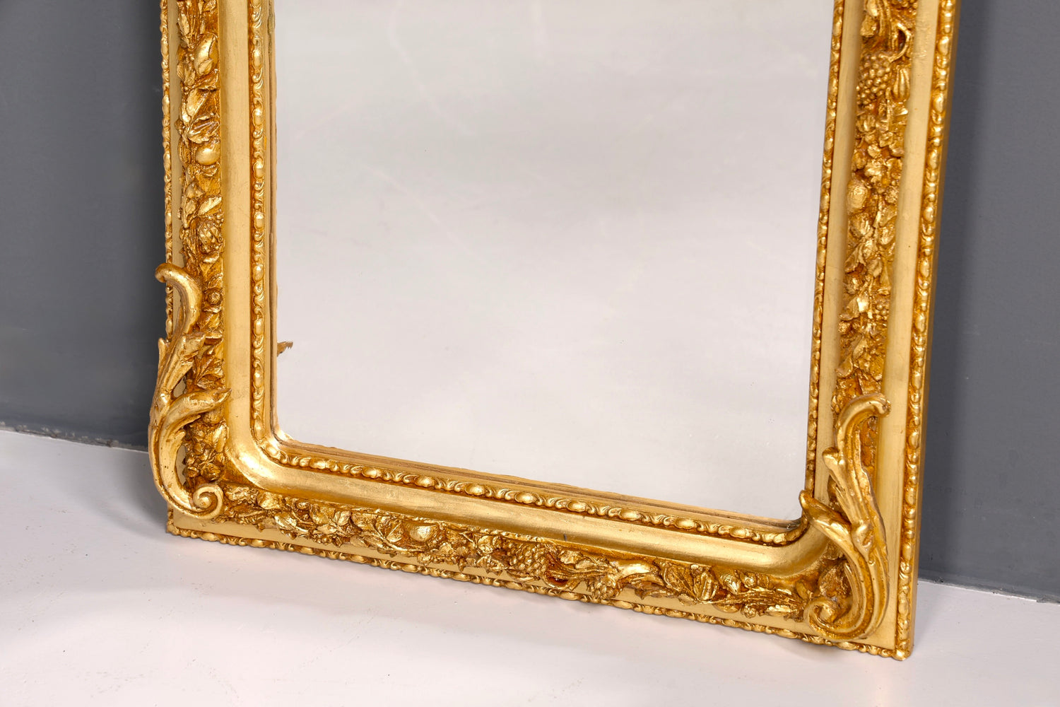 Magnifique miroir sur pied de style baroque orné, style antique, ornement doré, miroir de couloir
