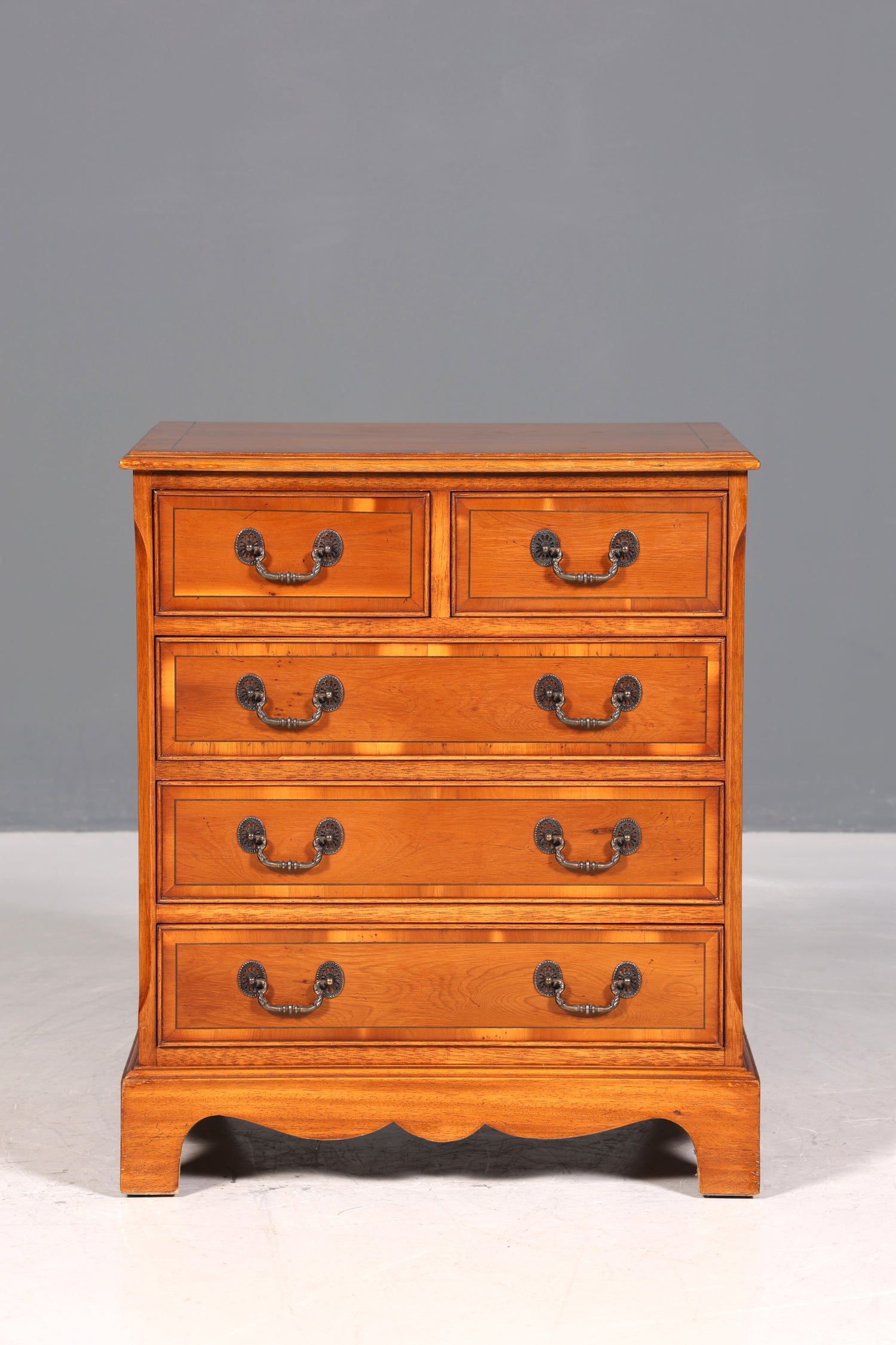 Commode anglaise en if, style rêveur, bois véritable, antiquité des années 1960