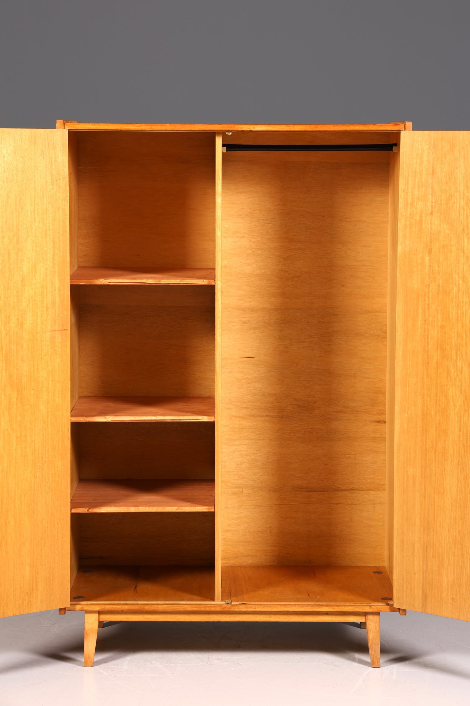 Armoire de style mid-century, meuble vintage, armoire à linge rétro, placard d&