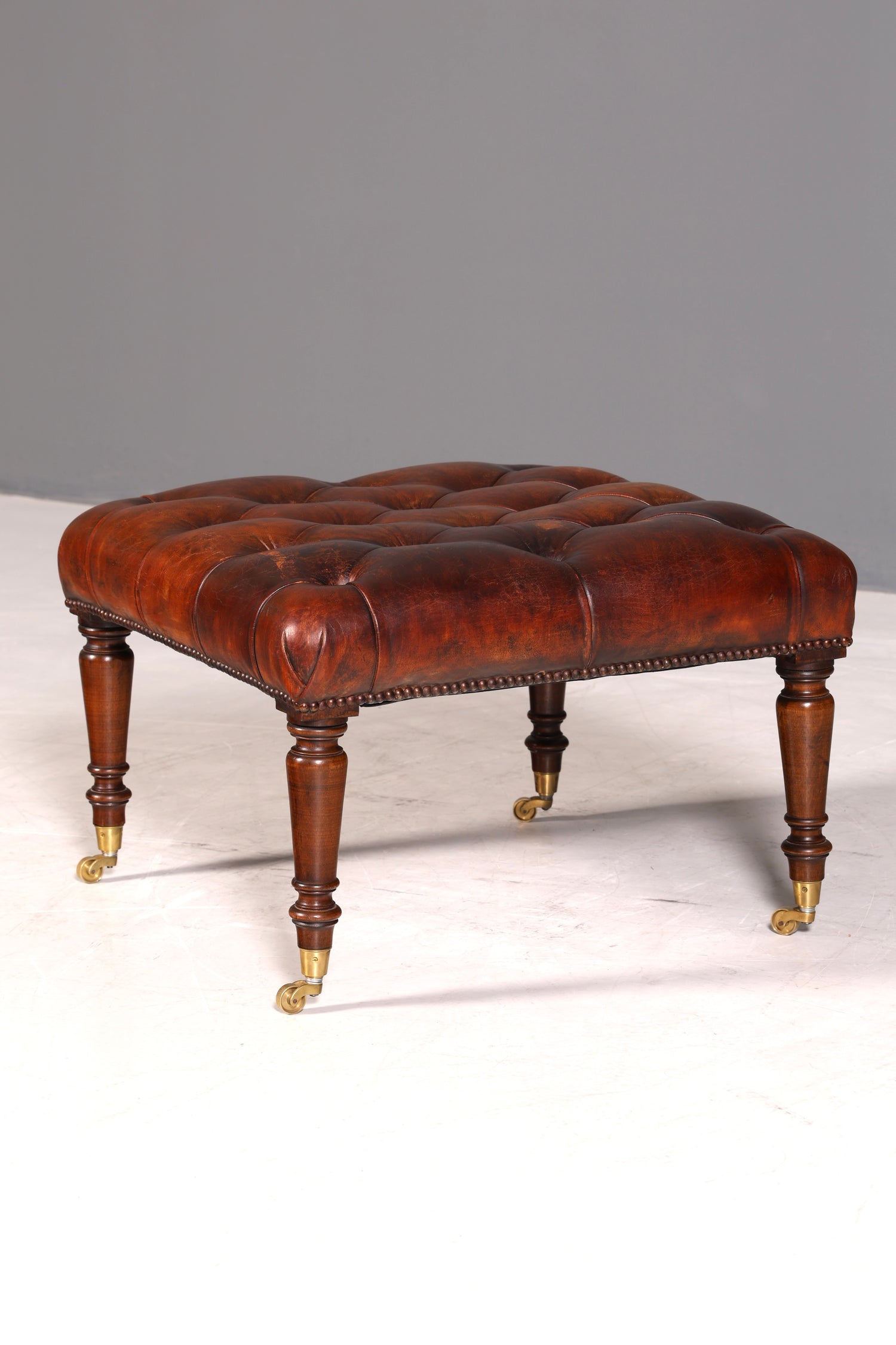 Original Chesterfield Hocker echt Leder Englischer Fusshocker UK Englisch Fussablage