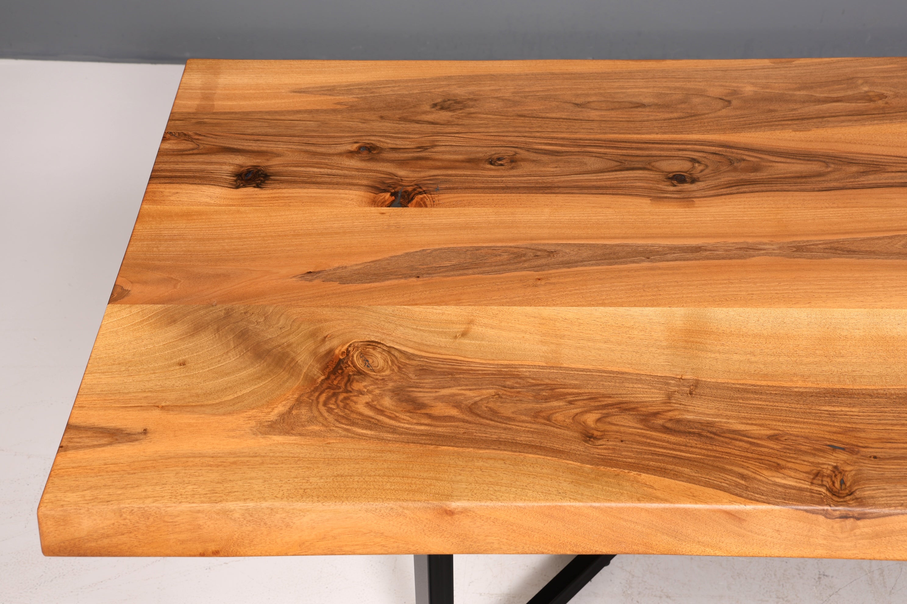 Belle table en noyer massif, plateau à bords naturels, 260 cm x 97 cm, idéale pour la salle à manger ou la cuisine.