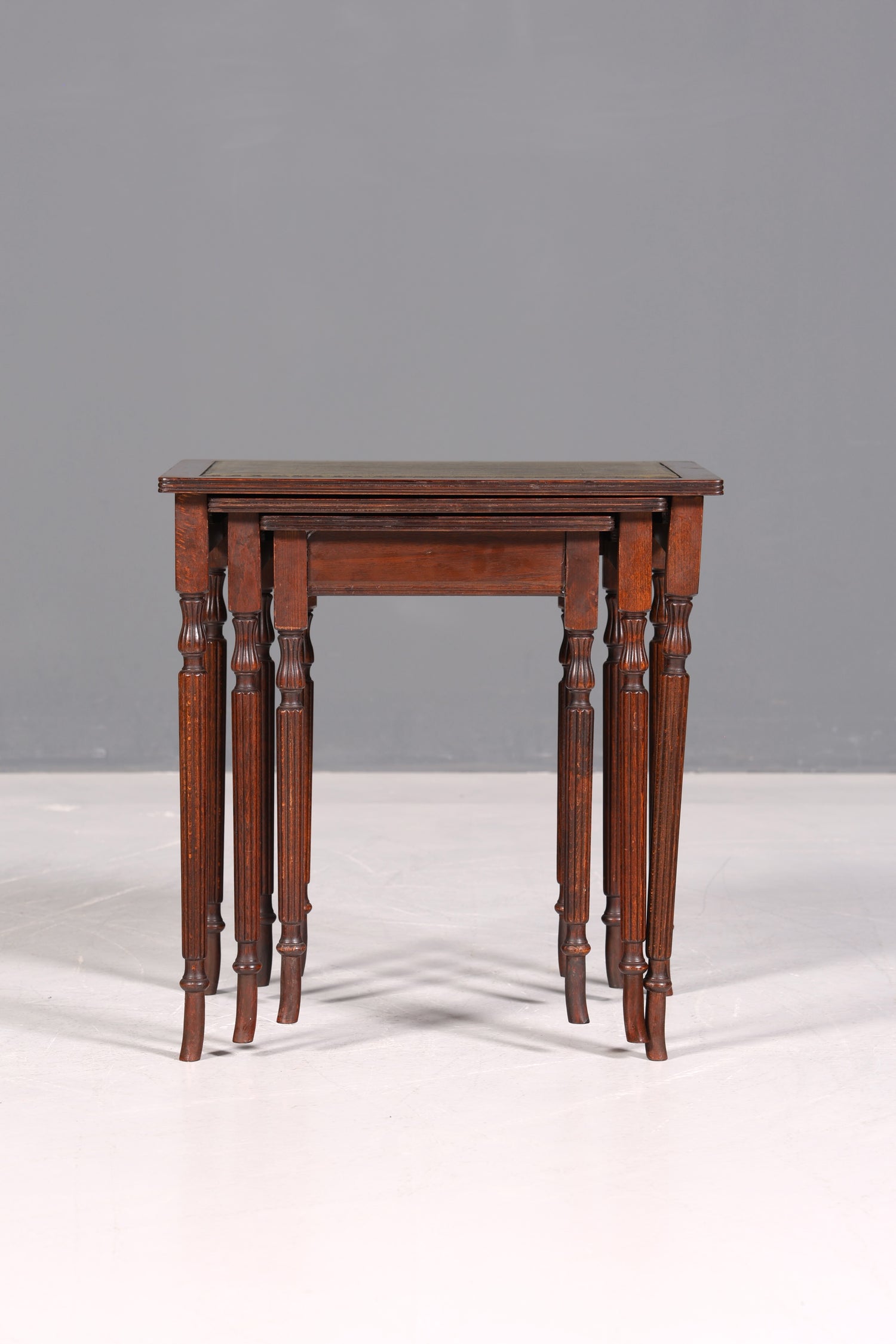 Filigranes Englisches Tisch Set Couchtisch Englisch Antik Stil 3er Satz echt Lederauflage Ablagetisch Holz Beistelltisch