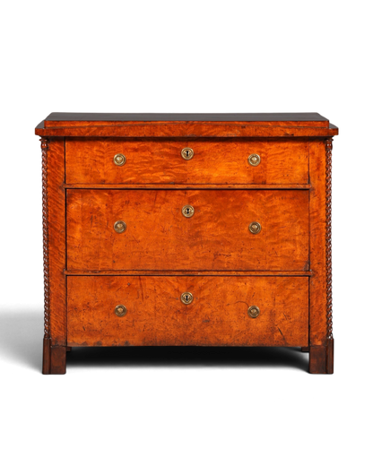 Hauptstadt Möblerei Kommode im Biedermeier-Stil aus gemasertem Wurzelholz mit drei Schubladen und Messingbeschlägen