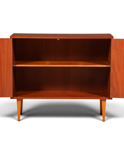 Hauptstadt Möblerei Mid Century Kommode aus Teakholz mit offenen Türen und verstellbarem Regalboden im 60er Jahre Stil