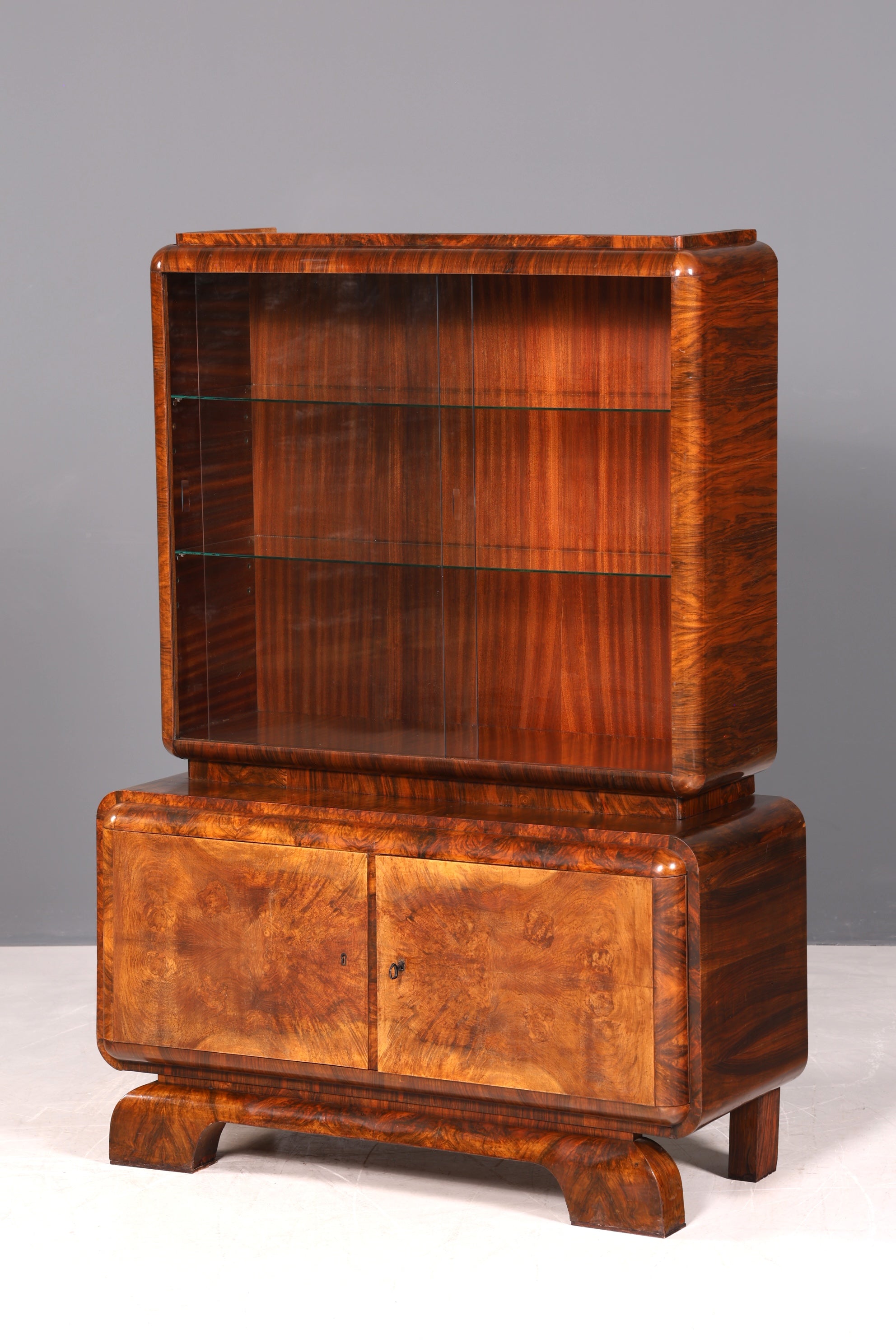 Edle Art Deco Vitrine Nussbaum Vitrine massiv Holz Antik Schrank Regal Vitrinenschrank