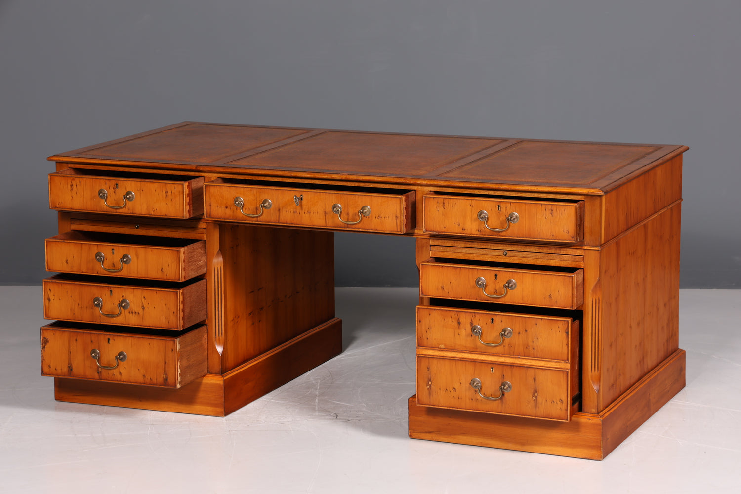 Bureau anglais de rêve, bureau en if anglais, plateau en cuir, bureau de style ancien