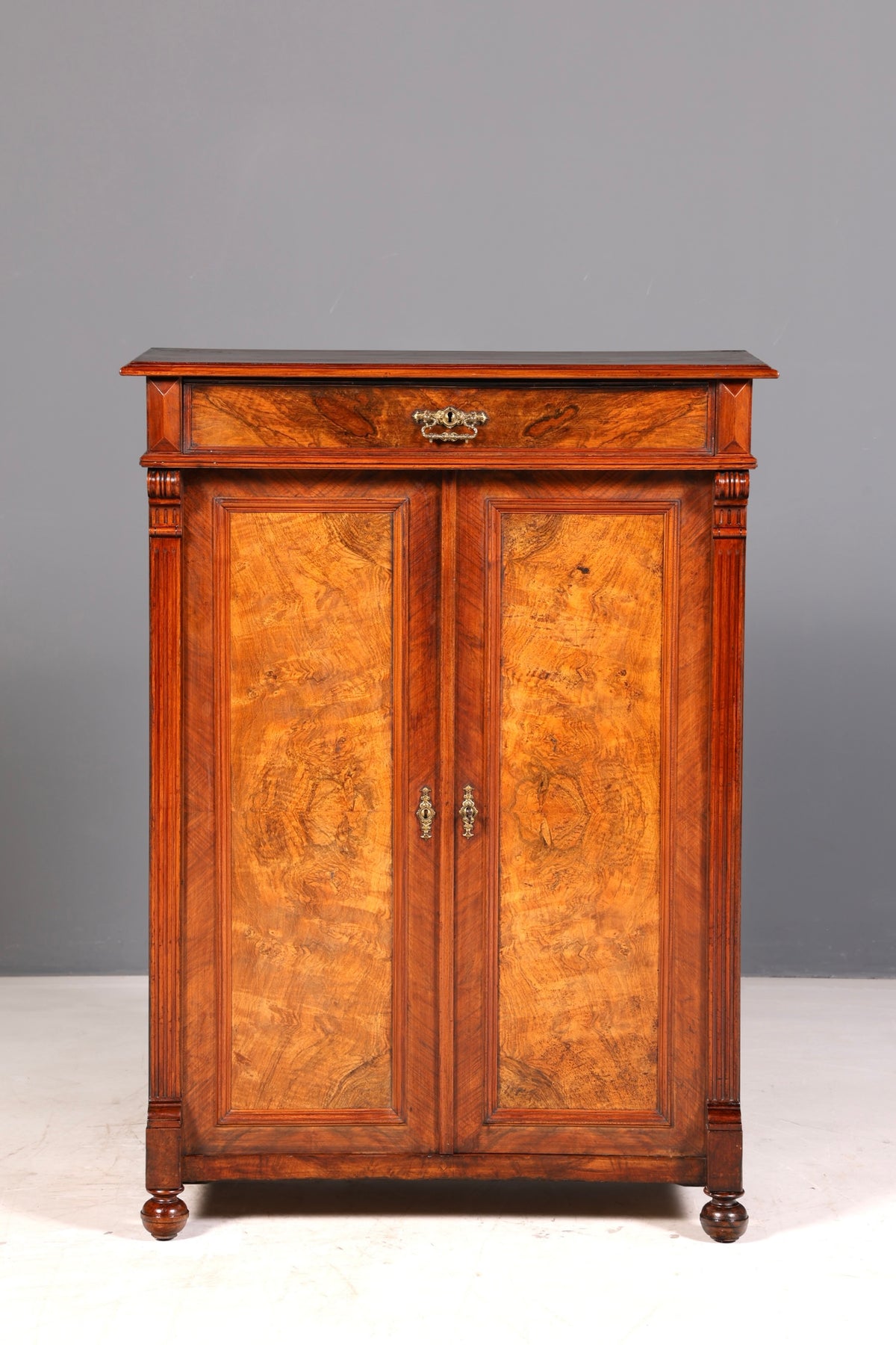Stilvoller Gründerzeit Schrank Antik Vertiko Jugendstil Kommode Dielenschrank Massivholz