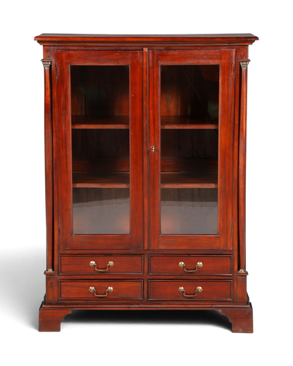 Hauptstadt Möblerei Vitrinenschrank aus dunklem Holz mit Glastüren und vier Schubladen im klassischen Design