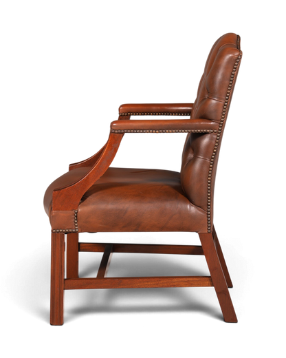 Hauptstadt Möblerei Chesterfield Armlehnstuhl in braunem Echtleder mit klassischer Knopfheftung und Holzgestell