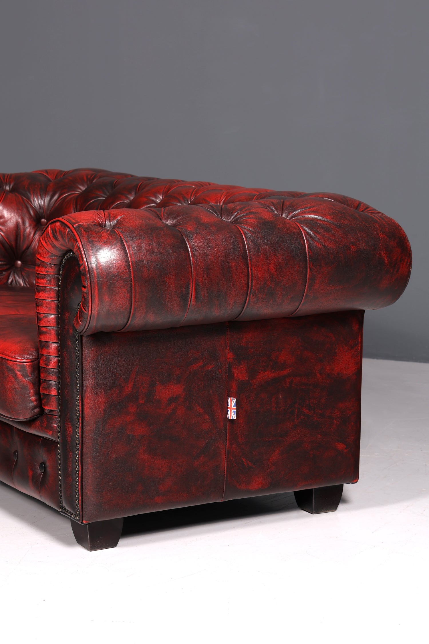 Magnifique canapé Chesterfield original 2 places, cuir anglais bordeaux, 1 sur 2