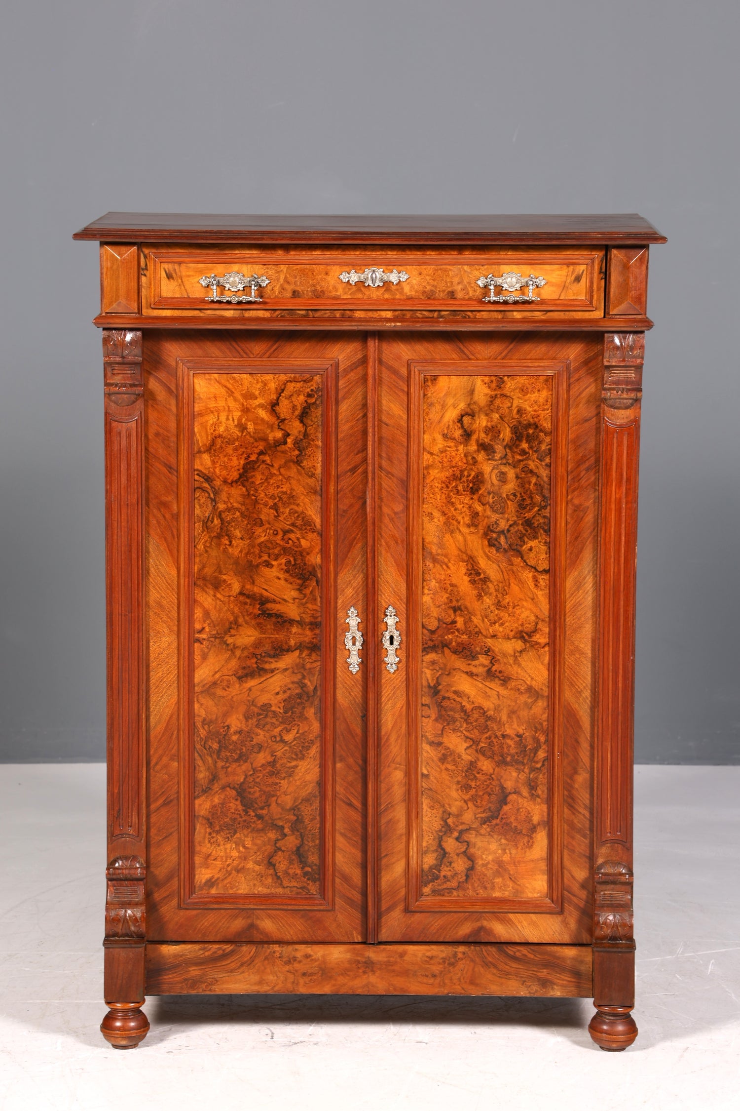 Magnifique meuble vertiko de style Art nouveau, datant de la fin du XIXe siècle (Gründerzeit).