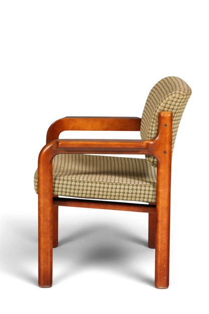 Hauptstadt Möblerei Mid Century Armlehnstuhl aus Holz mit gemustertem grünem Stoffbezug in Seitenansicht