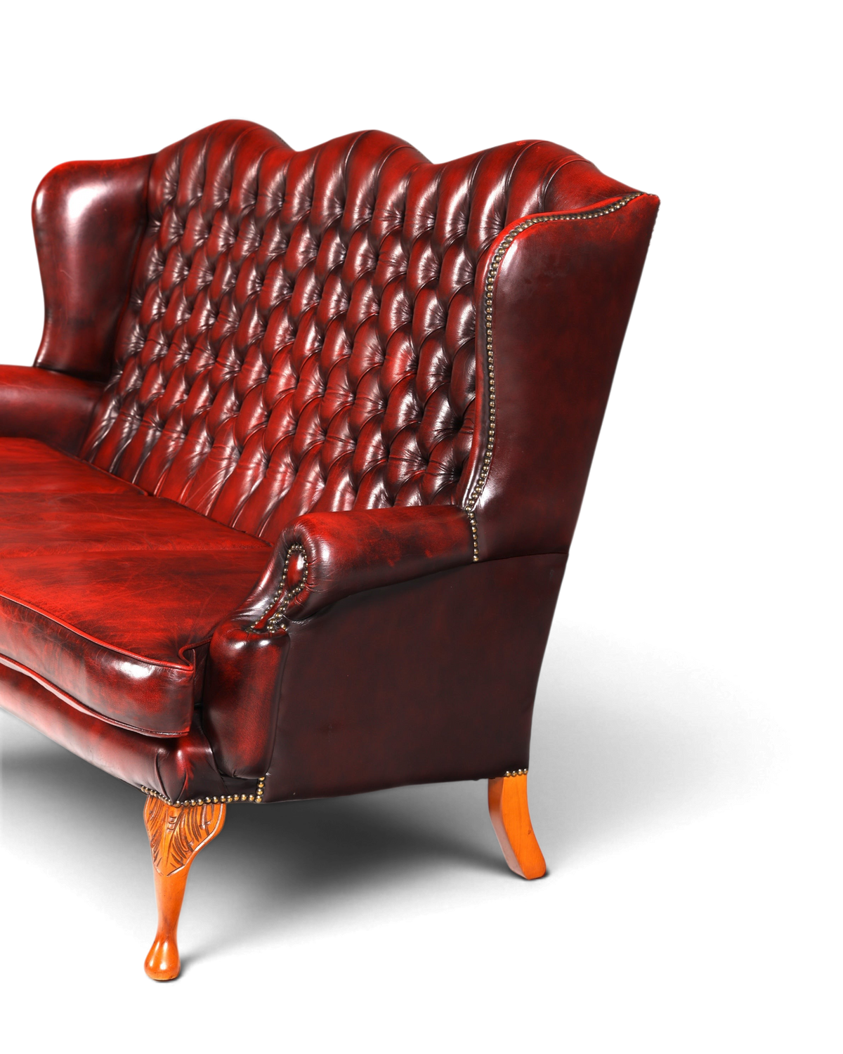 Hauptstadt Möblerei Chesterfield 3er Sofa aus rotem Echtleder mit Knopfheftung und geschwungenen Armlehnen