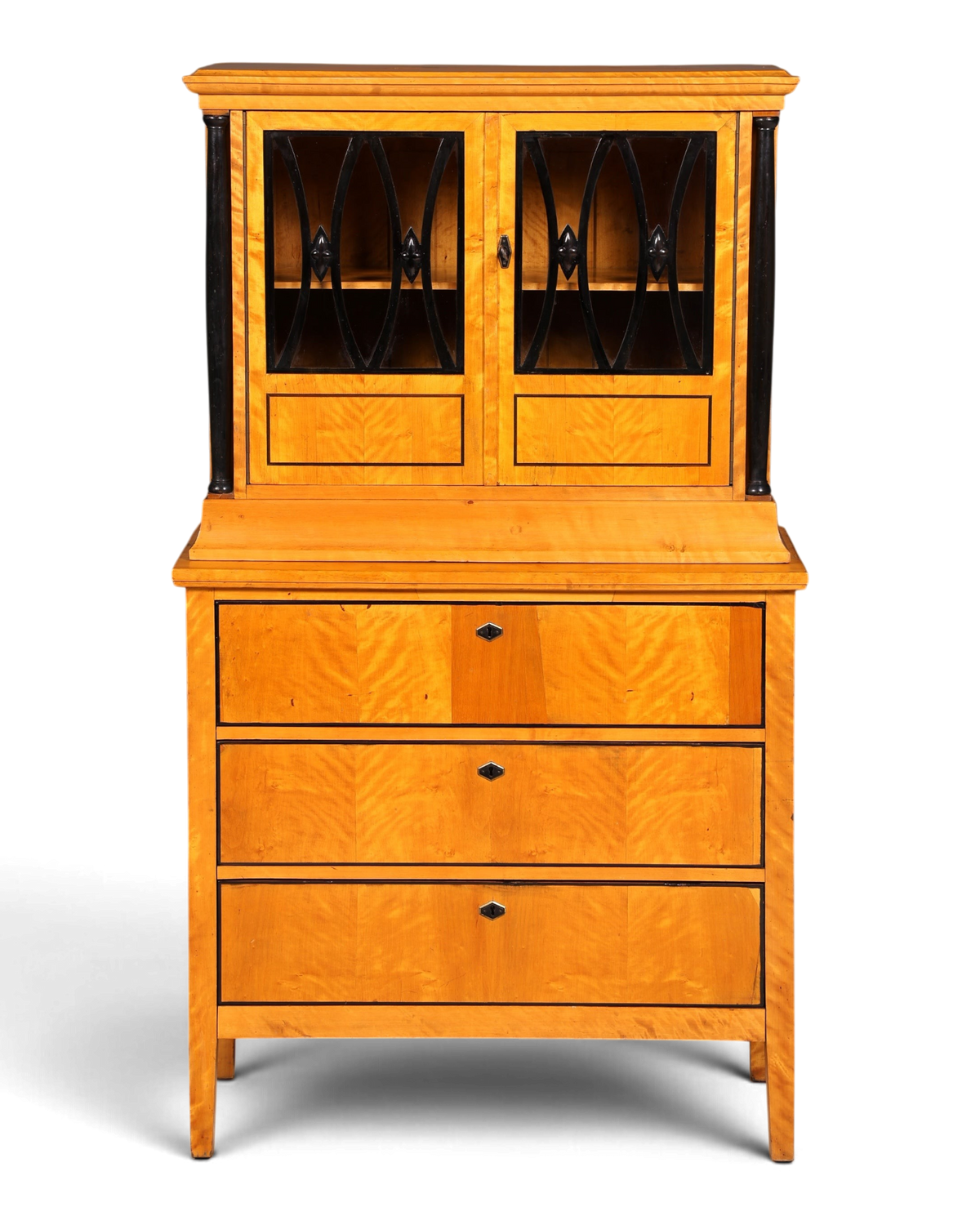 Hauptstadt Möblerei H845 Vitrinenschrank aus hellem Birkenholz mit schwarzen Akzenten und eleganten Glaseinsätzen