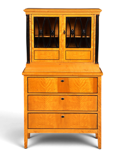 Hauptstadt Möblerei H845 Vitrinenschrank aus hellem Birkenholz mit schwarzen Akzenten und eleganten Glaseinsätzen