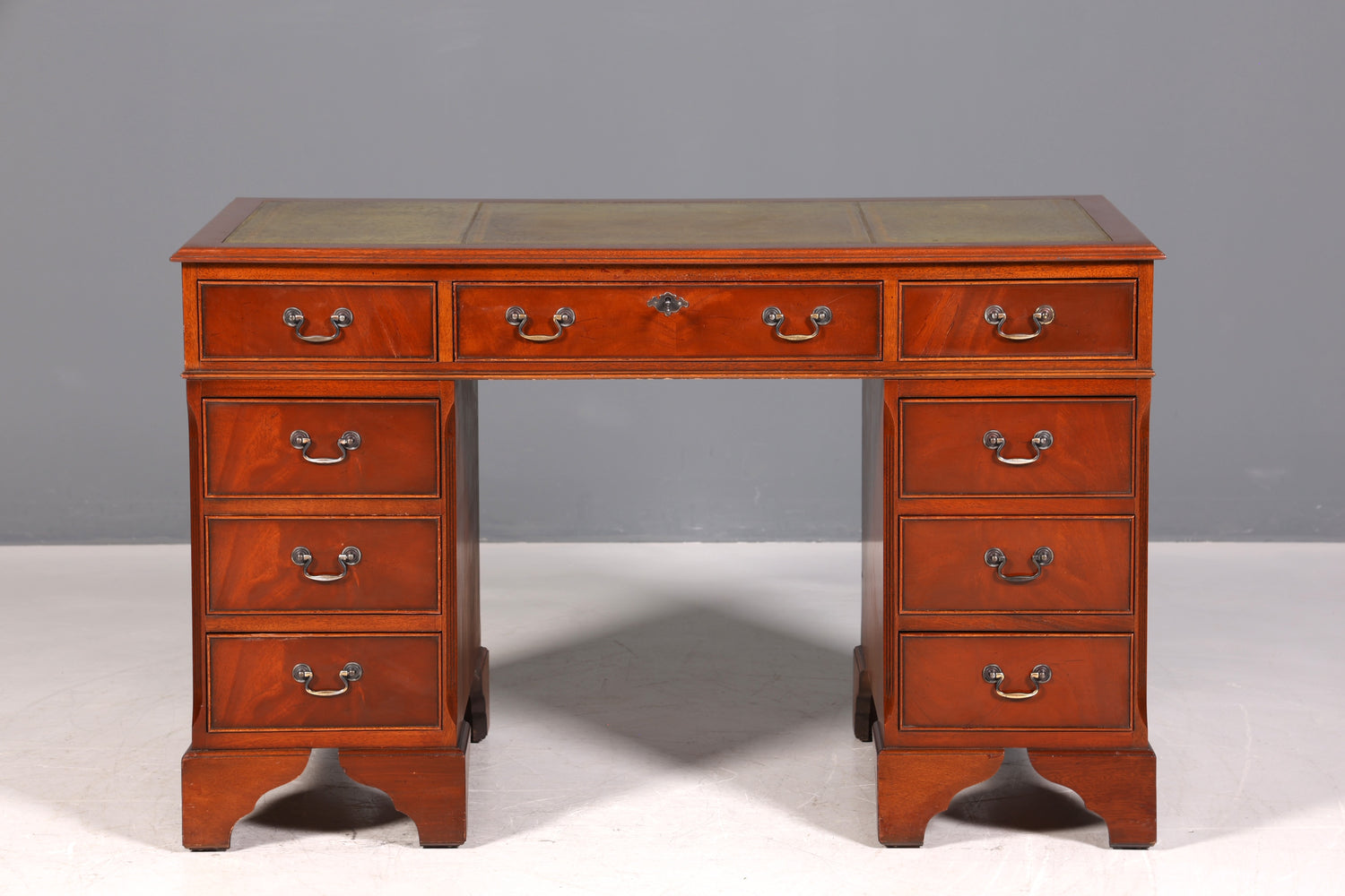 Magnifique bureau anglais avec plateau en cuir véritable, bureau de style ancien
