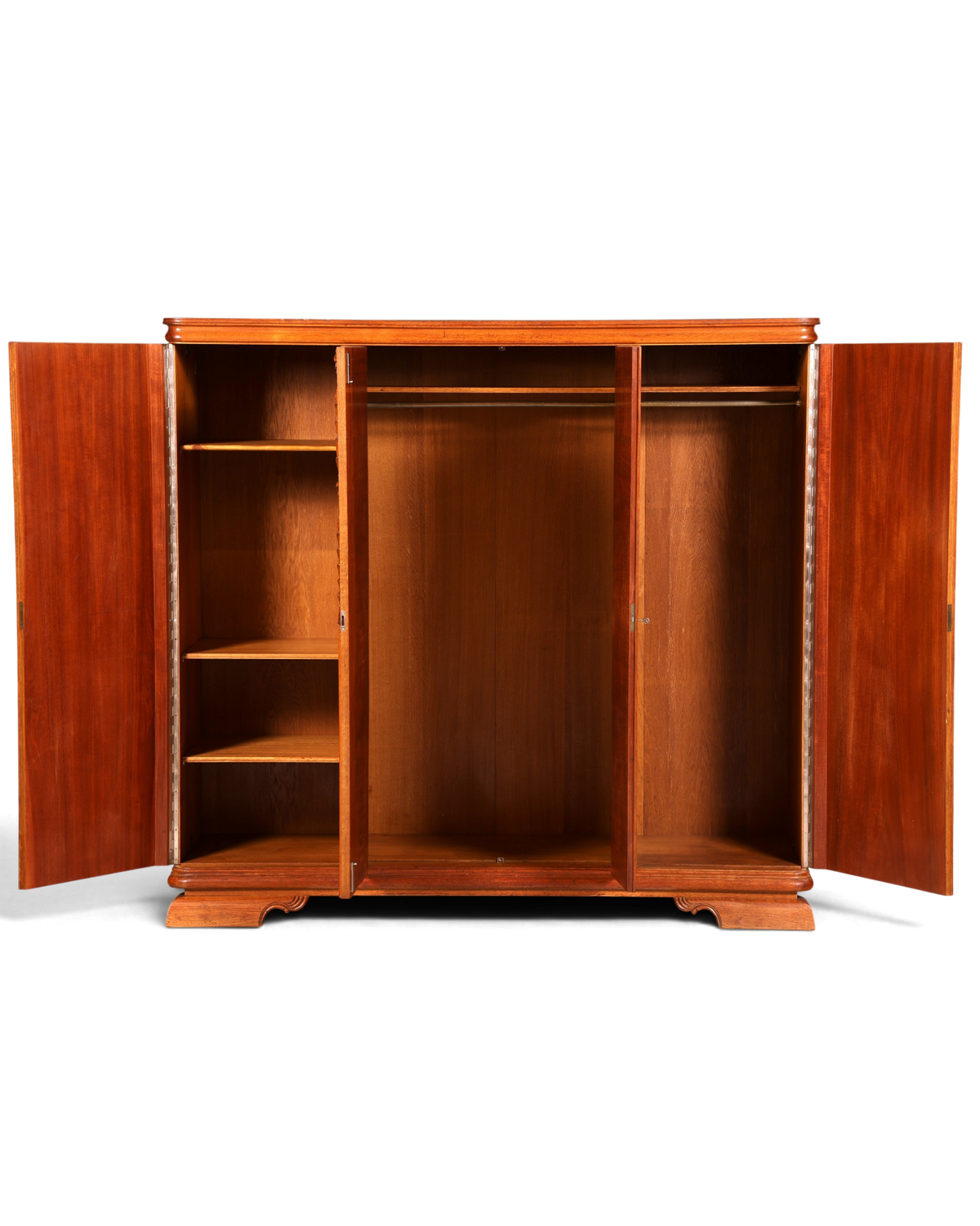 Hauptstadt Möblerei Kleiderschrank aus Holz mit drei Türen, Regalböden und Kleiderstange im H910 Finish