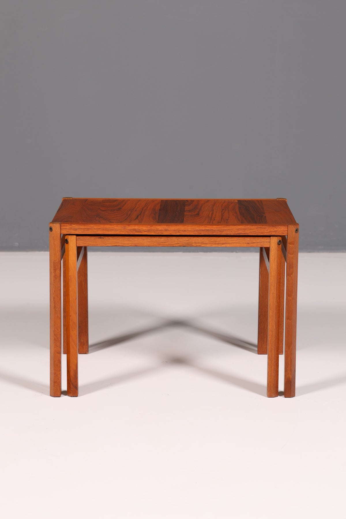 Ensemble de tables d’appoint Filigranes Mid-Century, 2 pièces : table basse, table de rangement et tables gigognes vintage