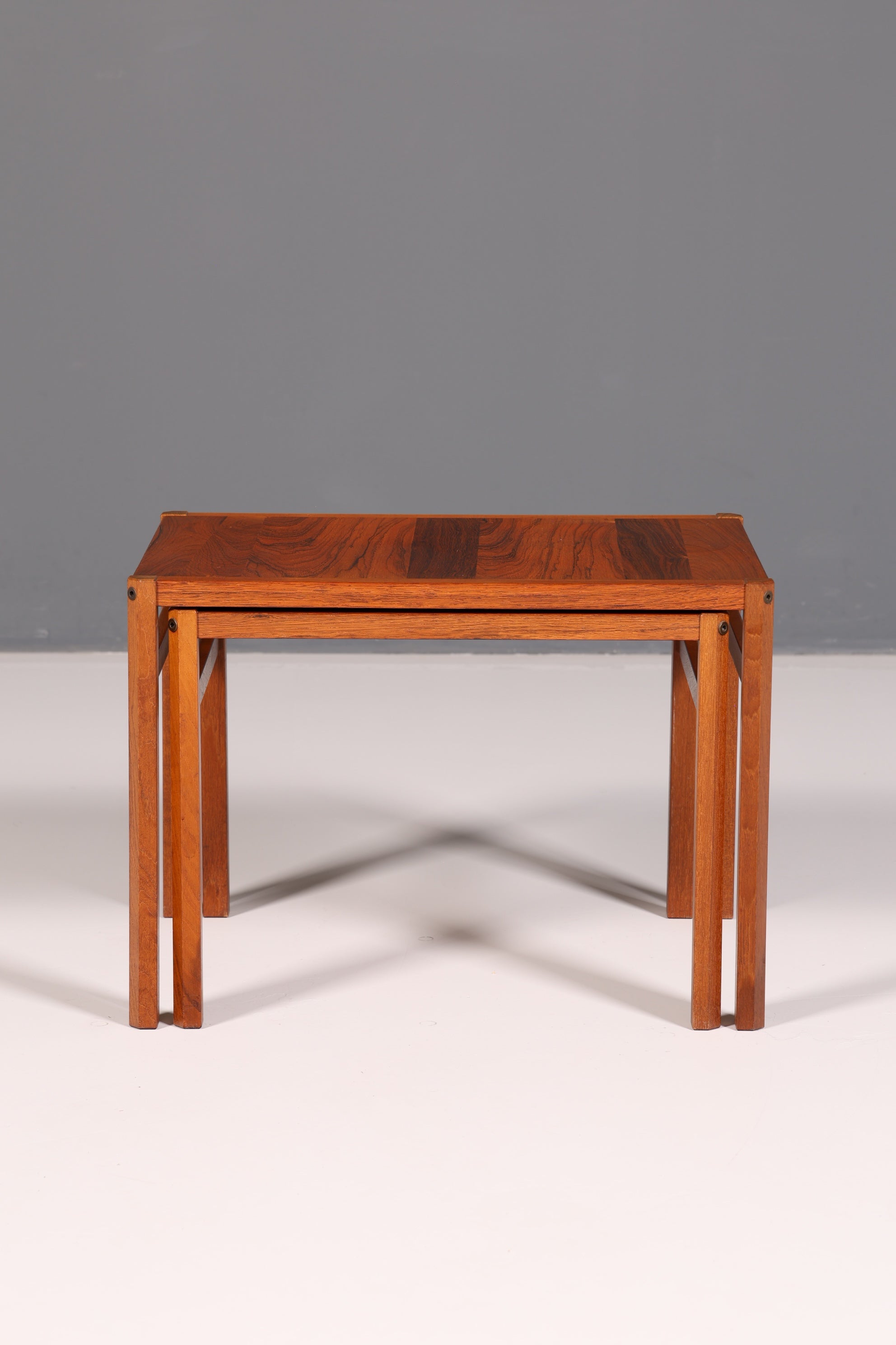 Ensemble de tables d’appoint Filigranes Mid-Century, 2 pièces : table basse, table de rangement et tables gigognes vintage