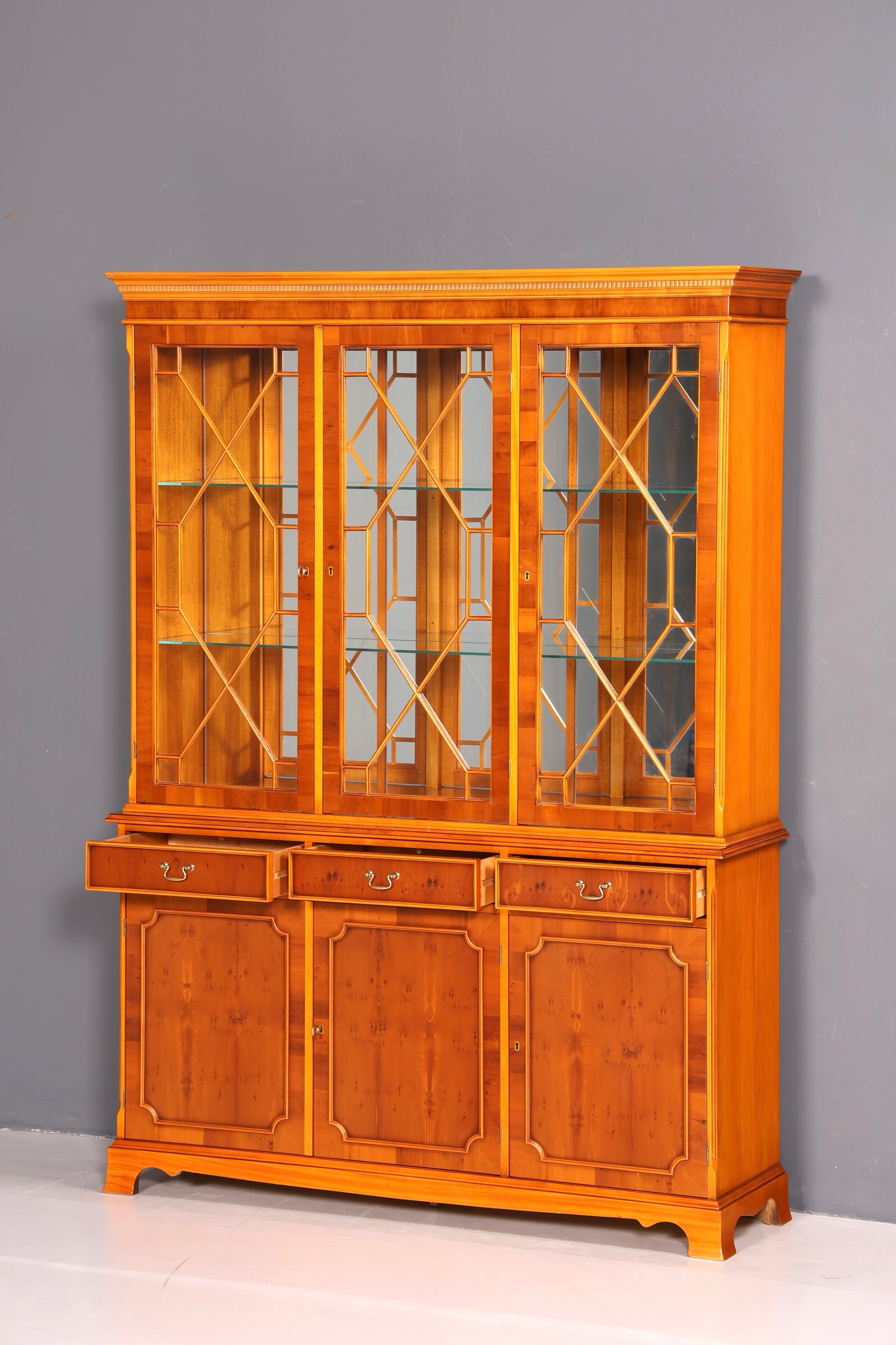 Wunderschöne Englische Vitrine Bücherschrank Buffet 60s Glasvitrine Bibliothek Regal Schrank Vintage
