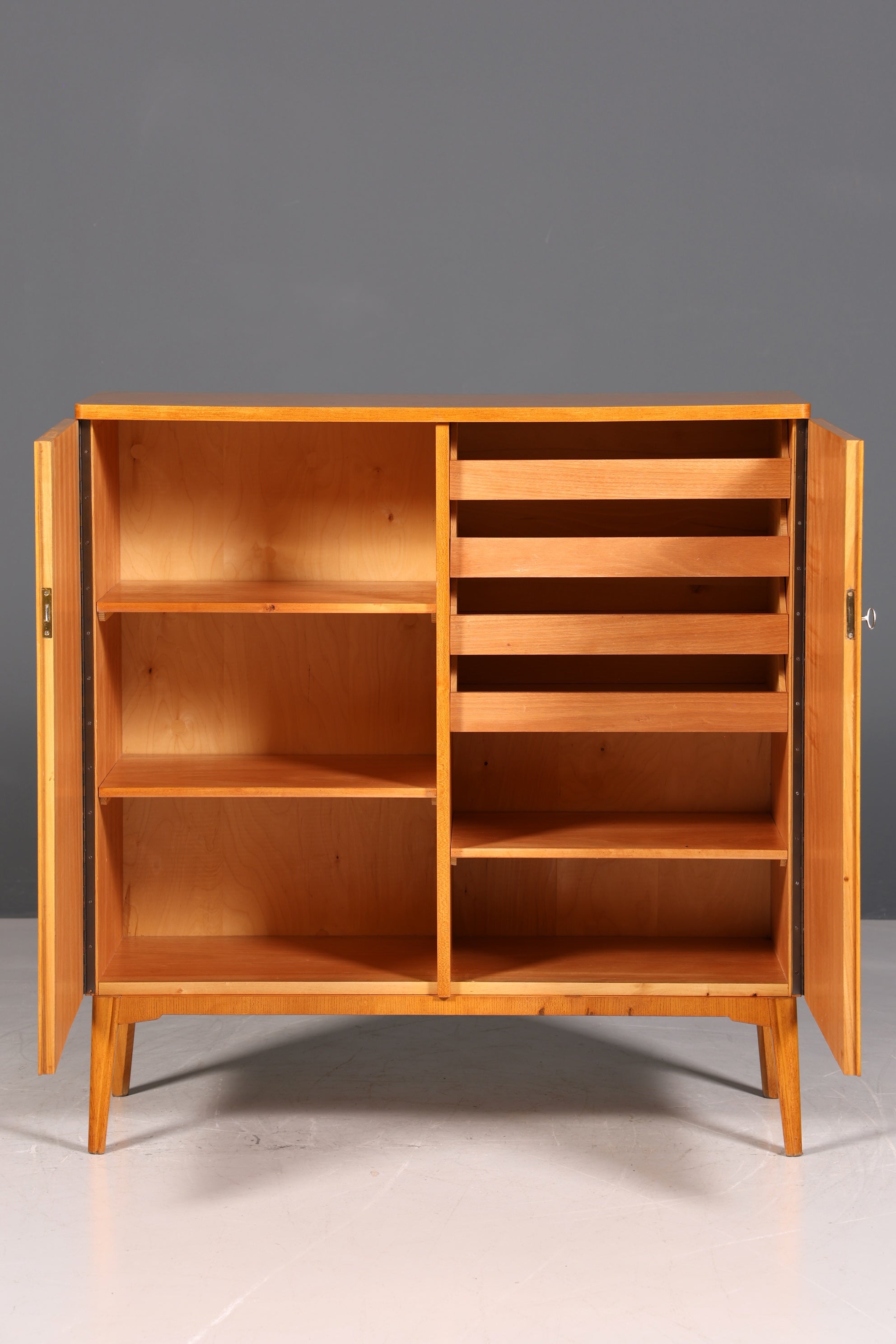 Magnifique meuble de style mid-century, armoire à linge des années 1960, classeur, commode