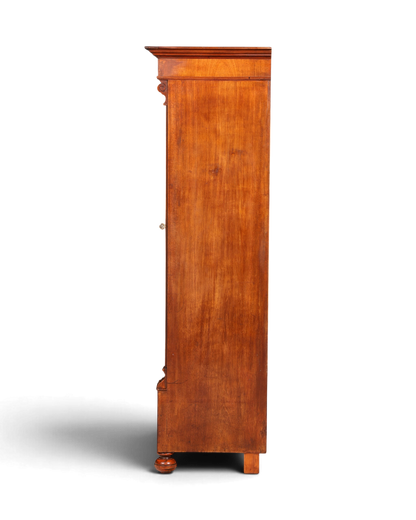 Hauptstadt Möblerei Gründerzeit Kleiderschrank aus massivem Holz mit schöner Maserung, Seitenansicht um 1880