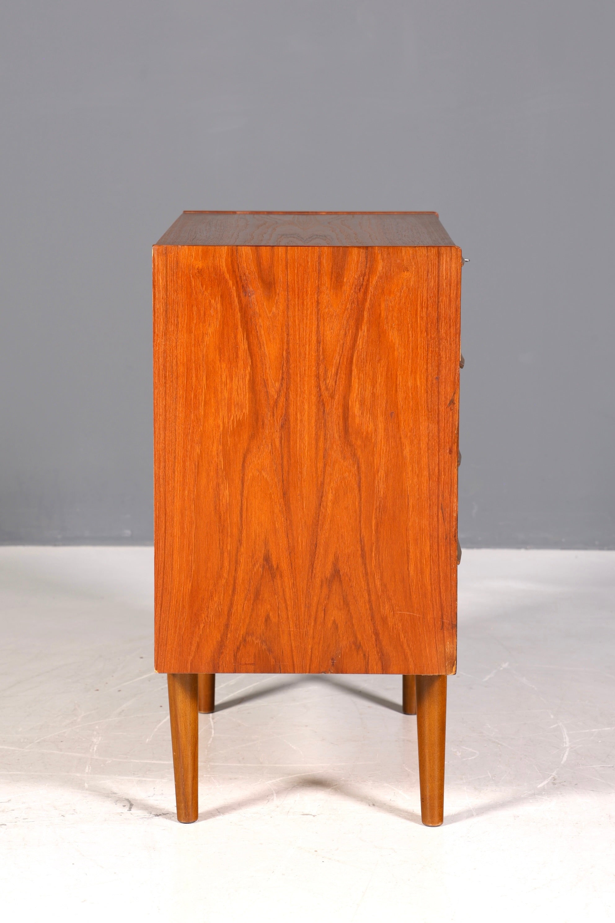 Buffet vintage en teck de style danois, au charme onirique, datant du milieu du siècle.