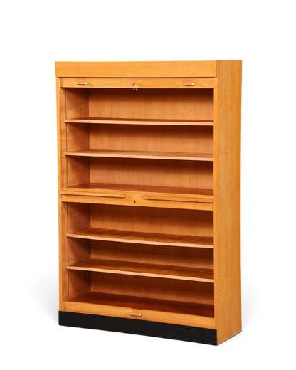 Hauptstadt Möblerei Rollladenschrank aus massivem Holz im Bauhaus Stil mit höhenverstellbaren Regalböden